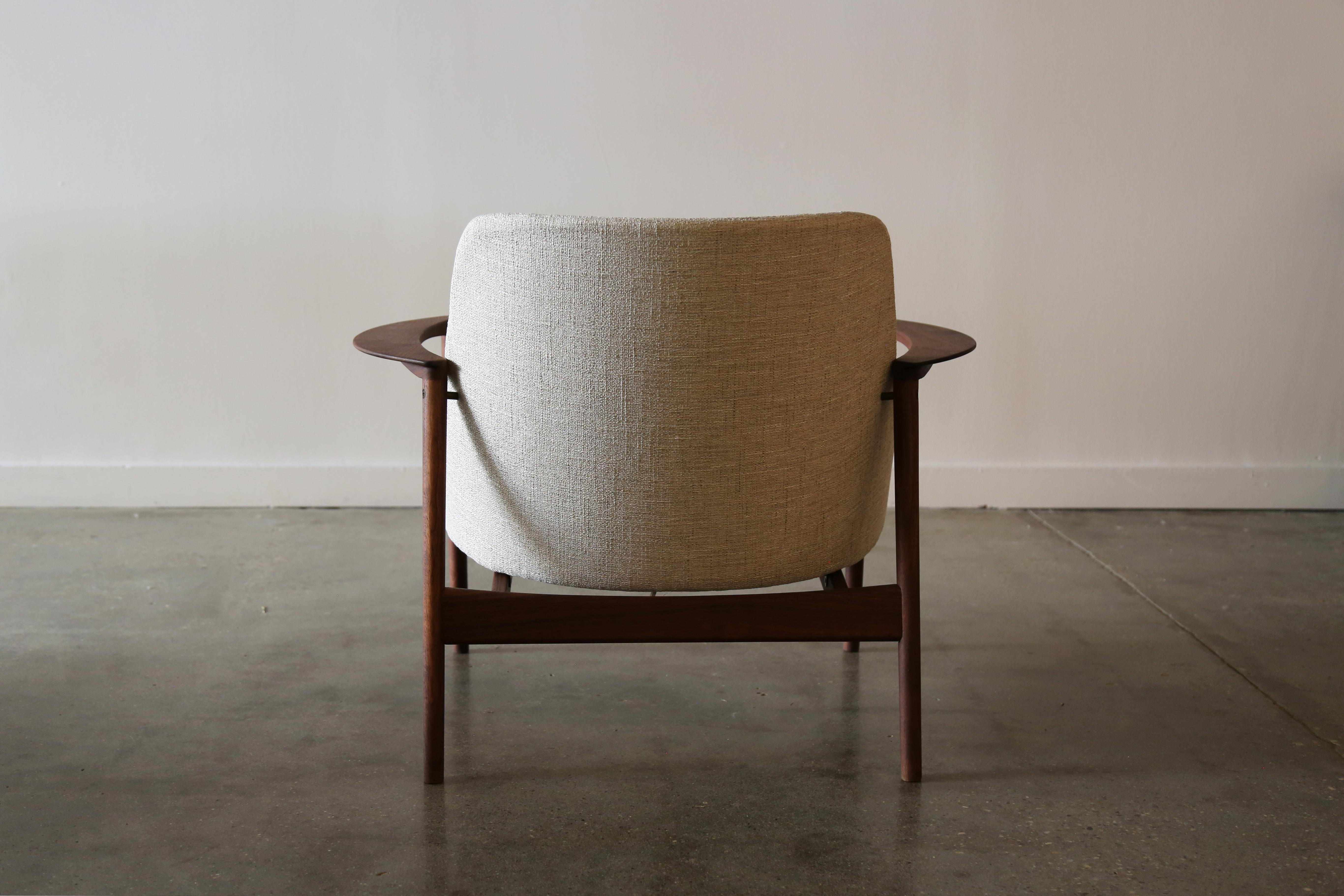 Danois 1960s Ib Kofod Larsen for Selig Walnut Easy Chair Elizabeth Horseshoe en vente