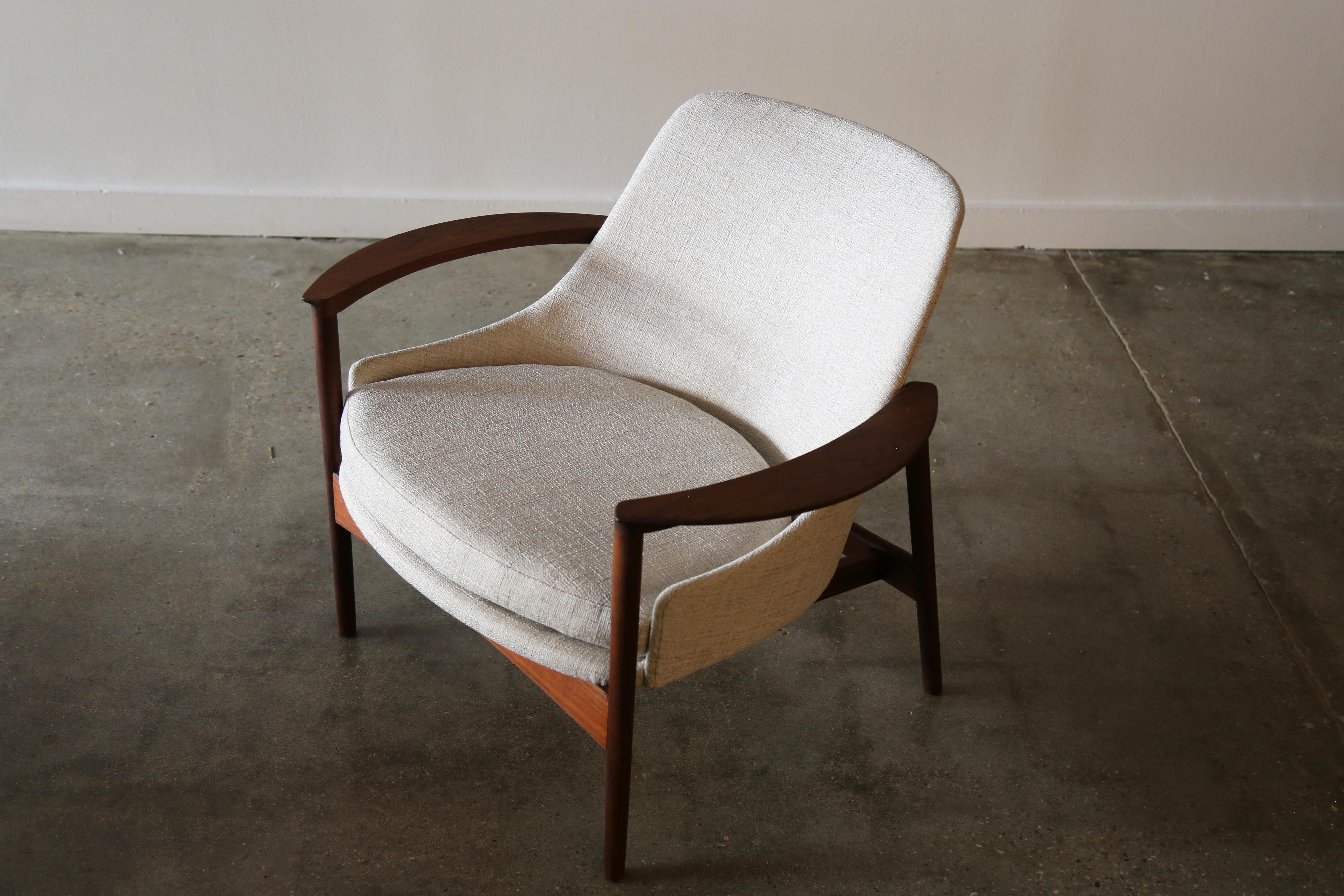 1960s Ib Kofod Larsen for Selig Walnut Easy Chair Elizabeth Horseshoe Bon état - En vente à Virginia Beach, VA