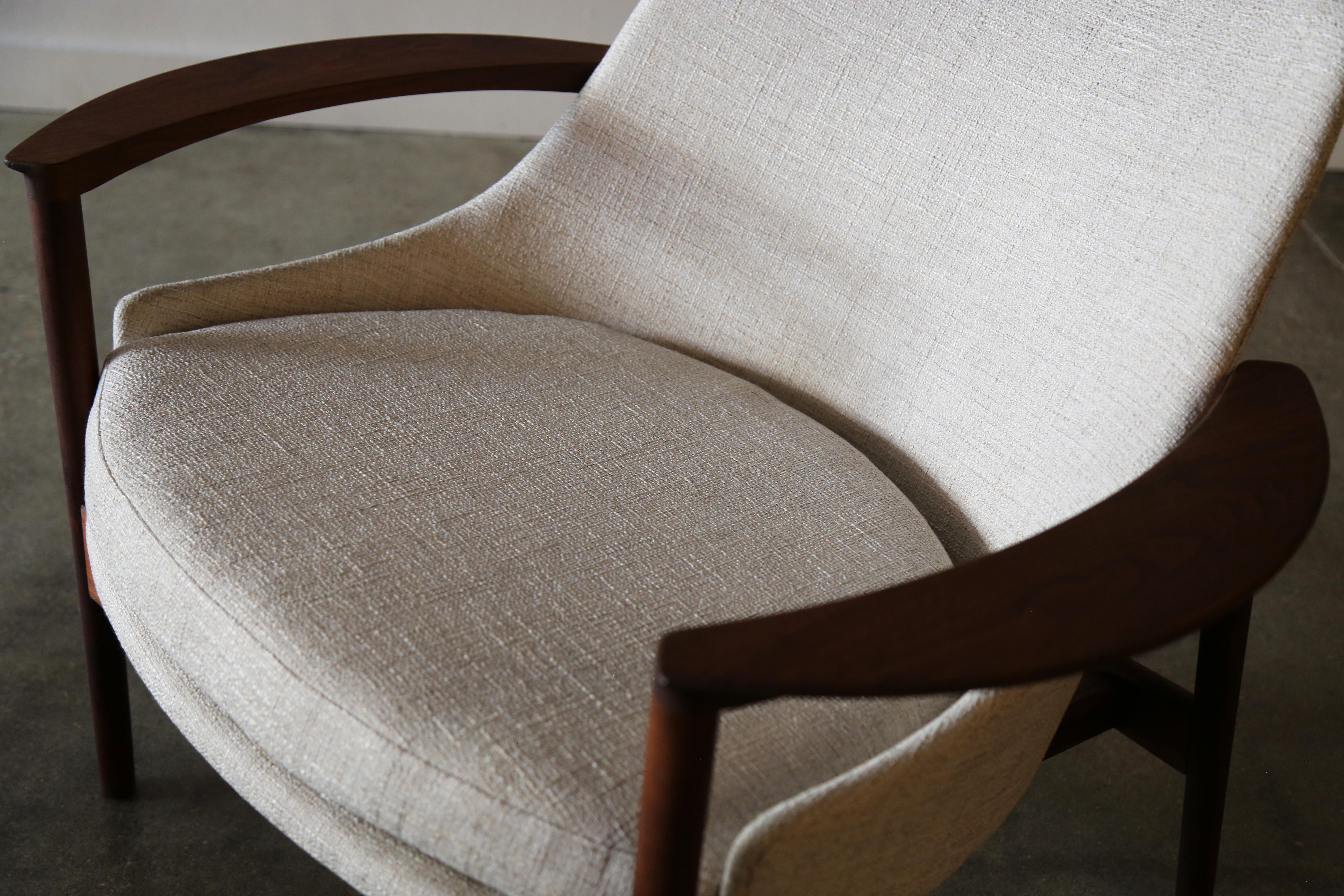 Milieu du XXe siècle 1960s Ib Kofod Larsen for Selig Walnut Easy Chair Elizabeth Horseshoe en vente