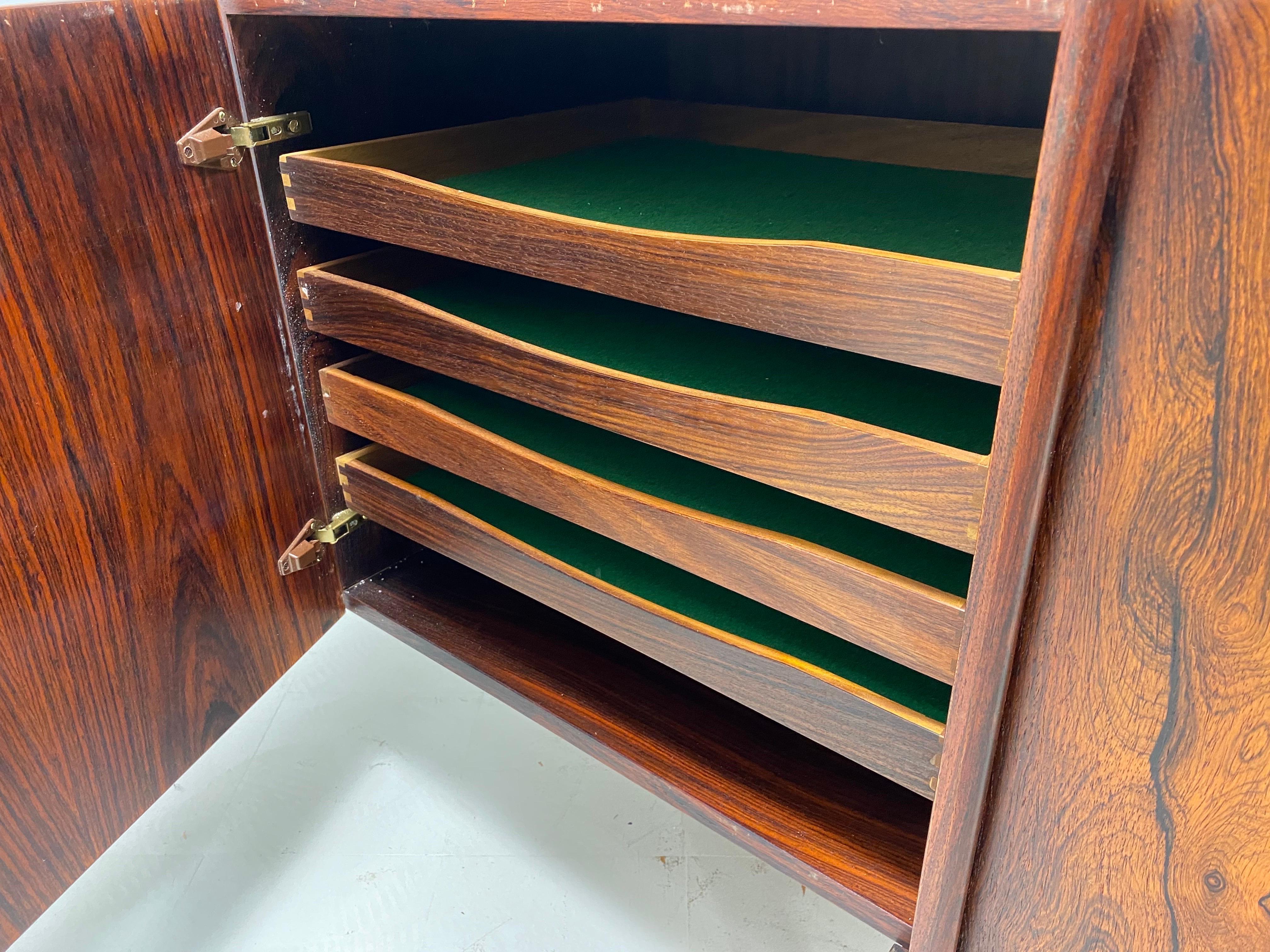 1960s Ib Kofod-Larsen Rosewood Credenza In Good Condition For Sale In Turners Falls, MA