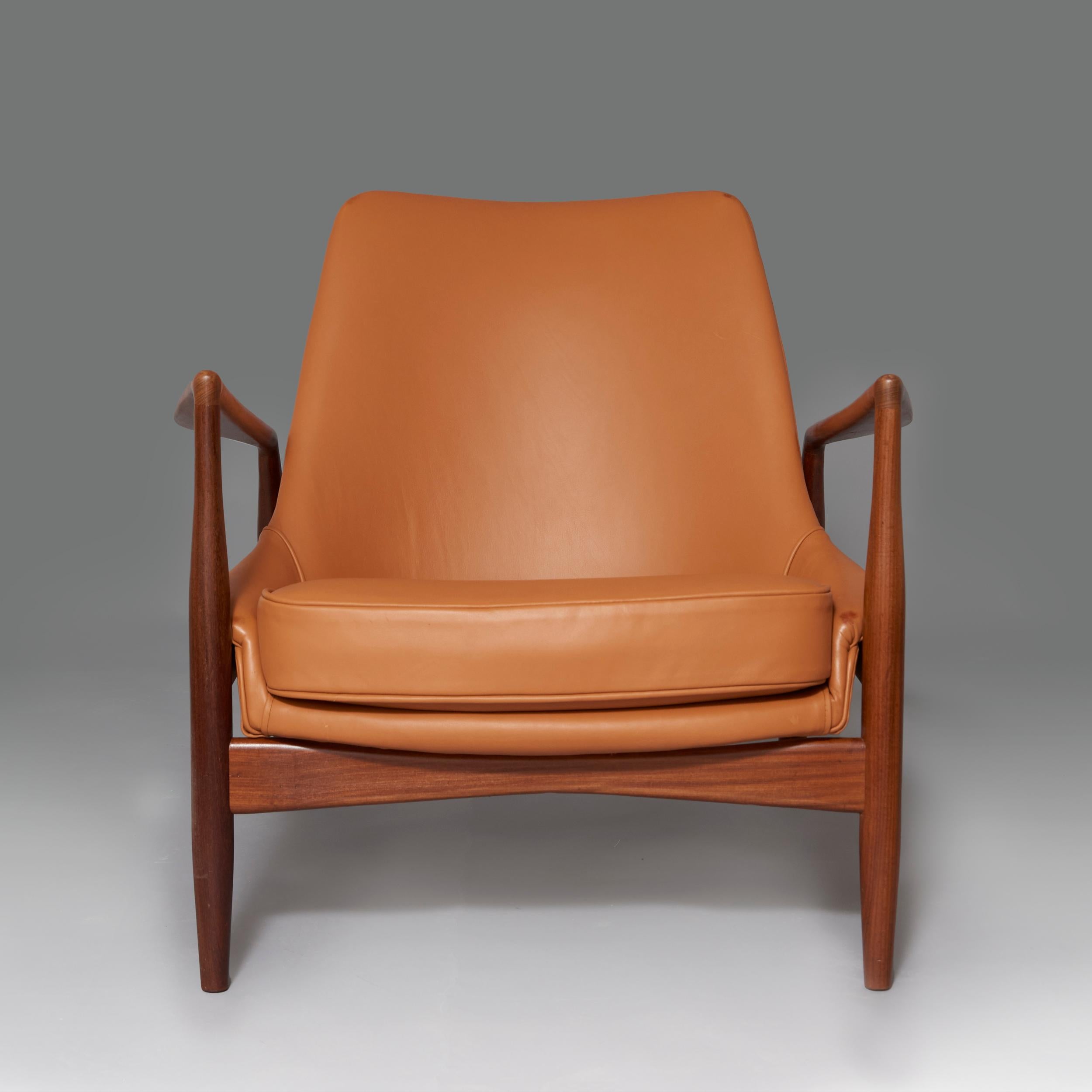 Sillón diseñado por Ib Kofod-Larsen para Industry Jönköping. Estructura de nogal y tapicería renovada en piel. Suecia, década de 1960.

Kofod-Larsen fue una de las figuras más importantes del diseño danés. Sus diseños combinan la atención al