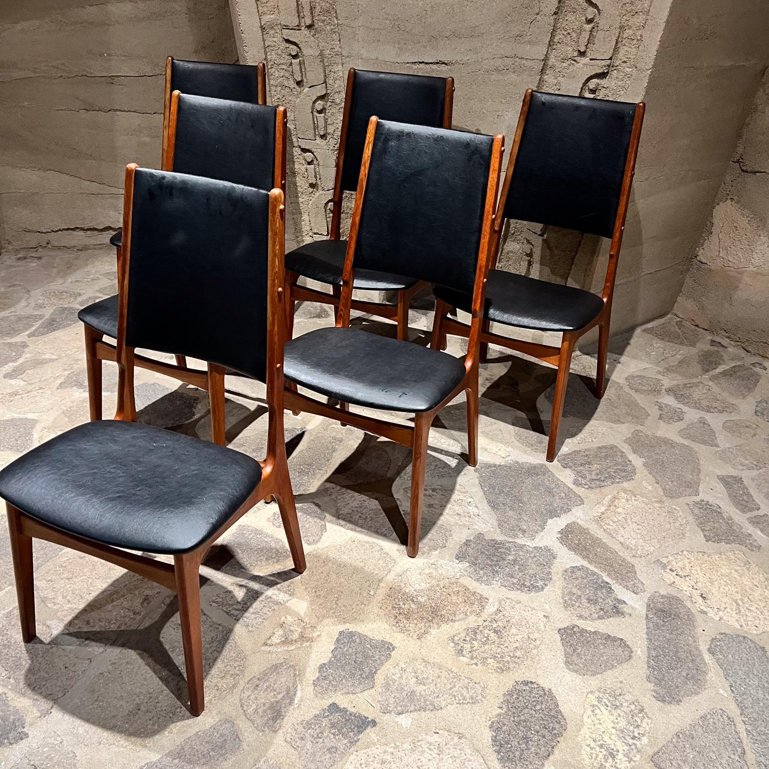Per la tua considerazione, Set moderno danese di sei sedie da pranzo in teak IB Kofod Larsen Danimarca anni '60
Danimarca Fabbricante timbrato.
Ecopelle nera. Stile elegante e raffinato.
37,5 H 18,5 L 17 P Sedile H 17,75
Condizioni originali d'epoca