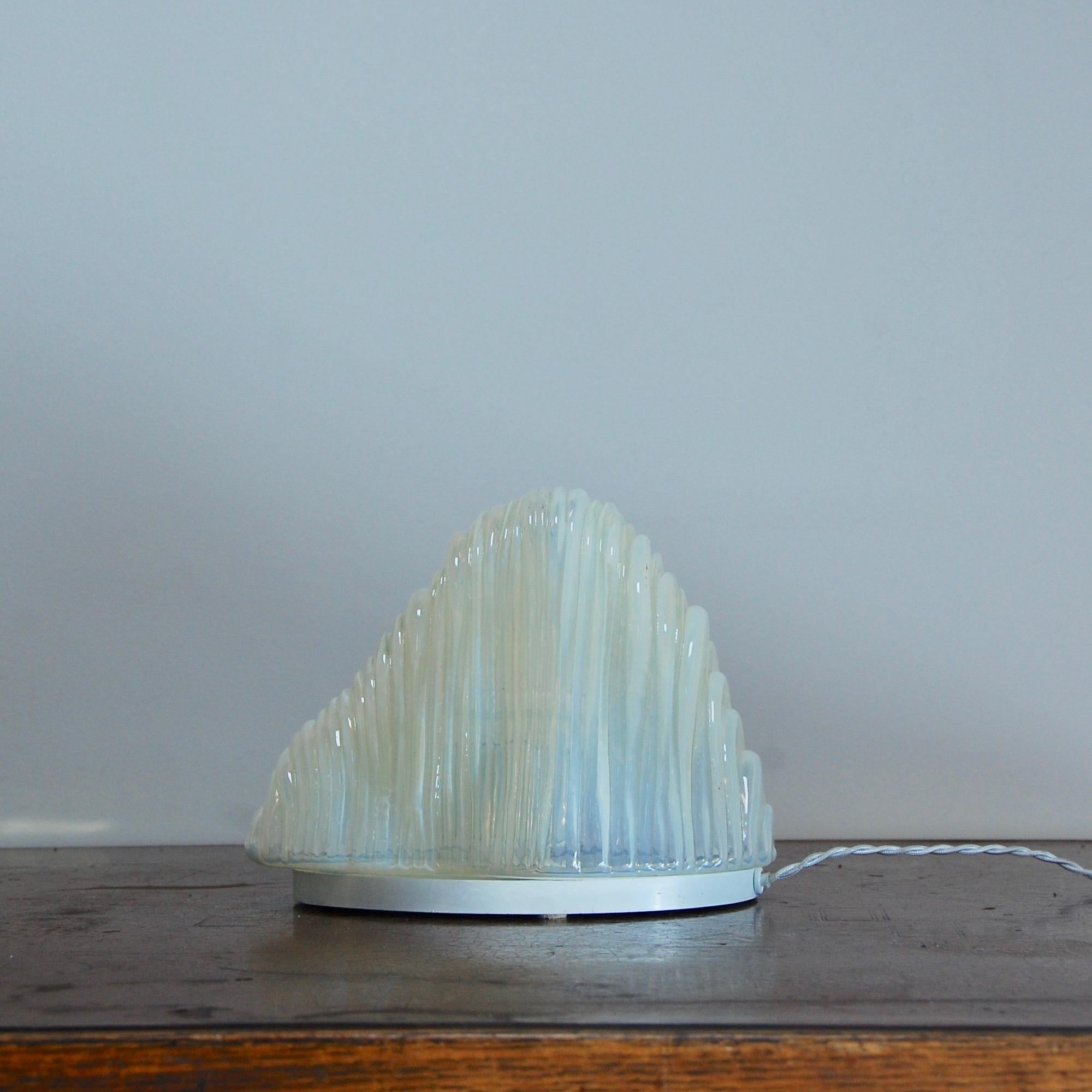 Merveilleuse lampe de table Iceberg des années 1960 en provenance d'Italie par Carlo Nason pour Mazzega. Abat-jour en verre moulé et base en métal. Recâblé avec une seule douille E12 à base de candélabre. Actuellement câblé pour être utilisé aux