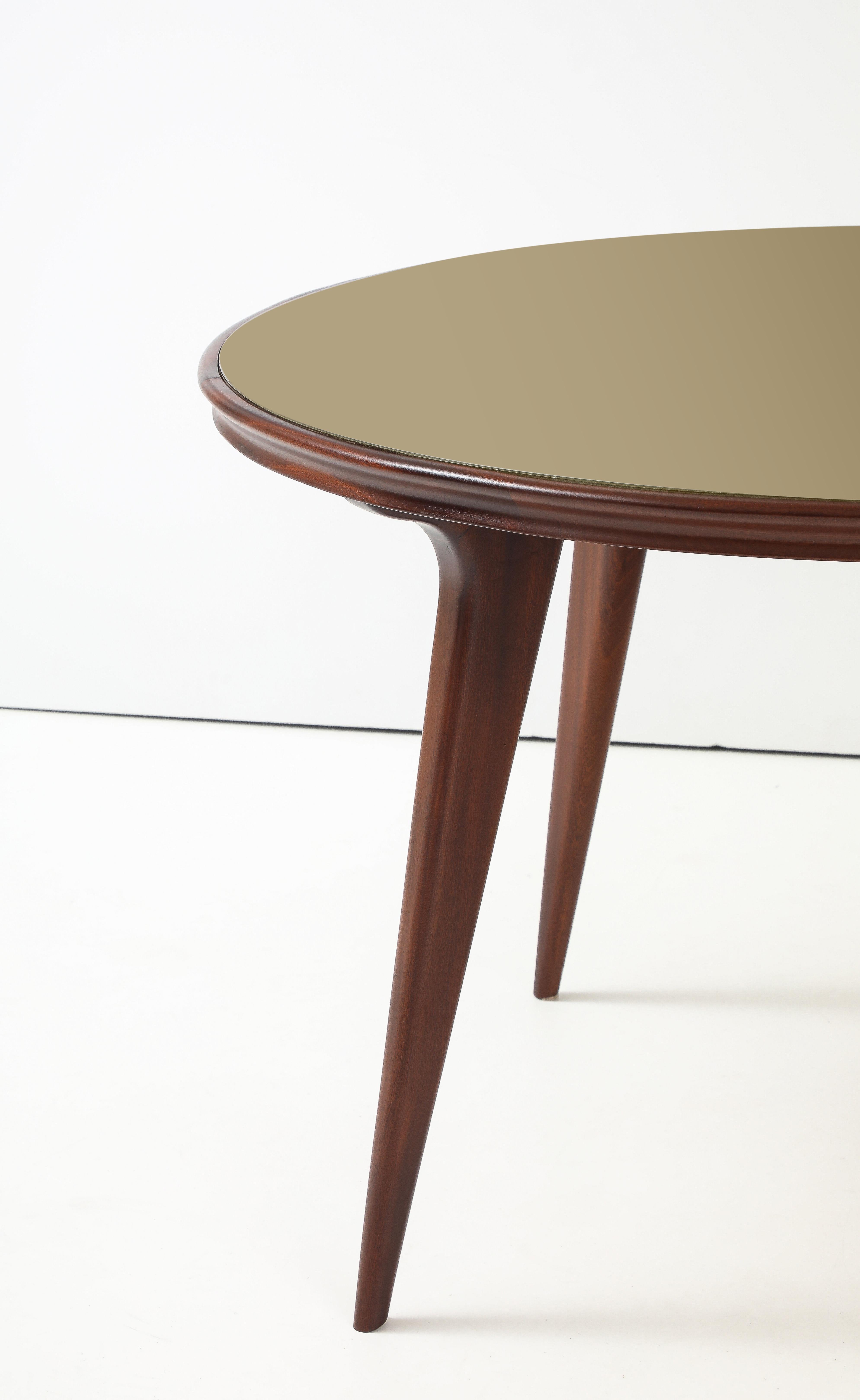 Table de salle à manger ronde en noyer sculpturale du milieu du siècle dernier avec insert en verre gris clair d'origine, entièrement restaurée avec une usure et une patine mineures dues à l'âge et à l'utilisation. il y a une certaine usure et une