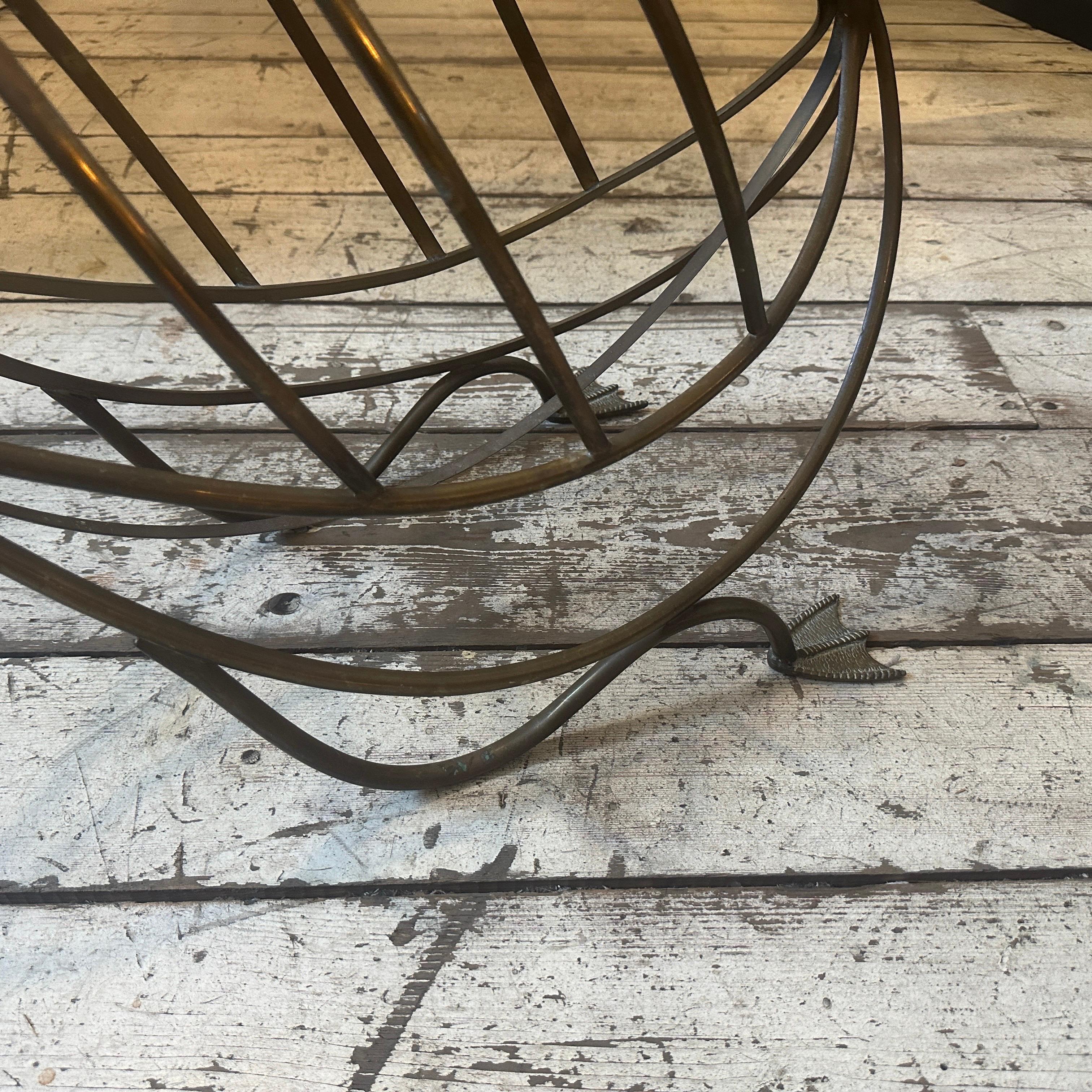 1960s iconic Brass French Swan Magazine Rack by Mason Jansen  In Good Condition For Sale In Aci Castello, IT