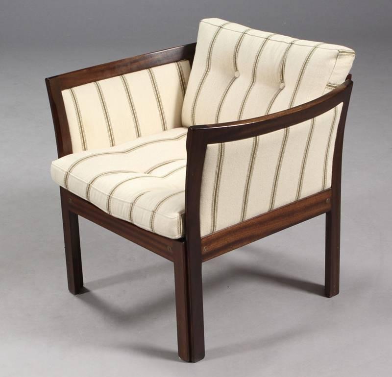 The plexus armchair series was designed by Illum Wikkelsø in the 1960s and produced by CFC Silkeborg in Denmark.

The armchairs are in good condition and features a frame in Mahogany and fabric upholstery.

The Plexus series is designed to be