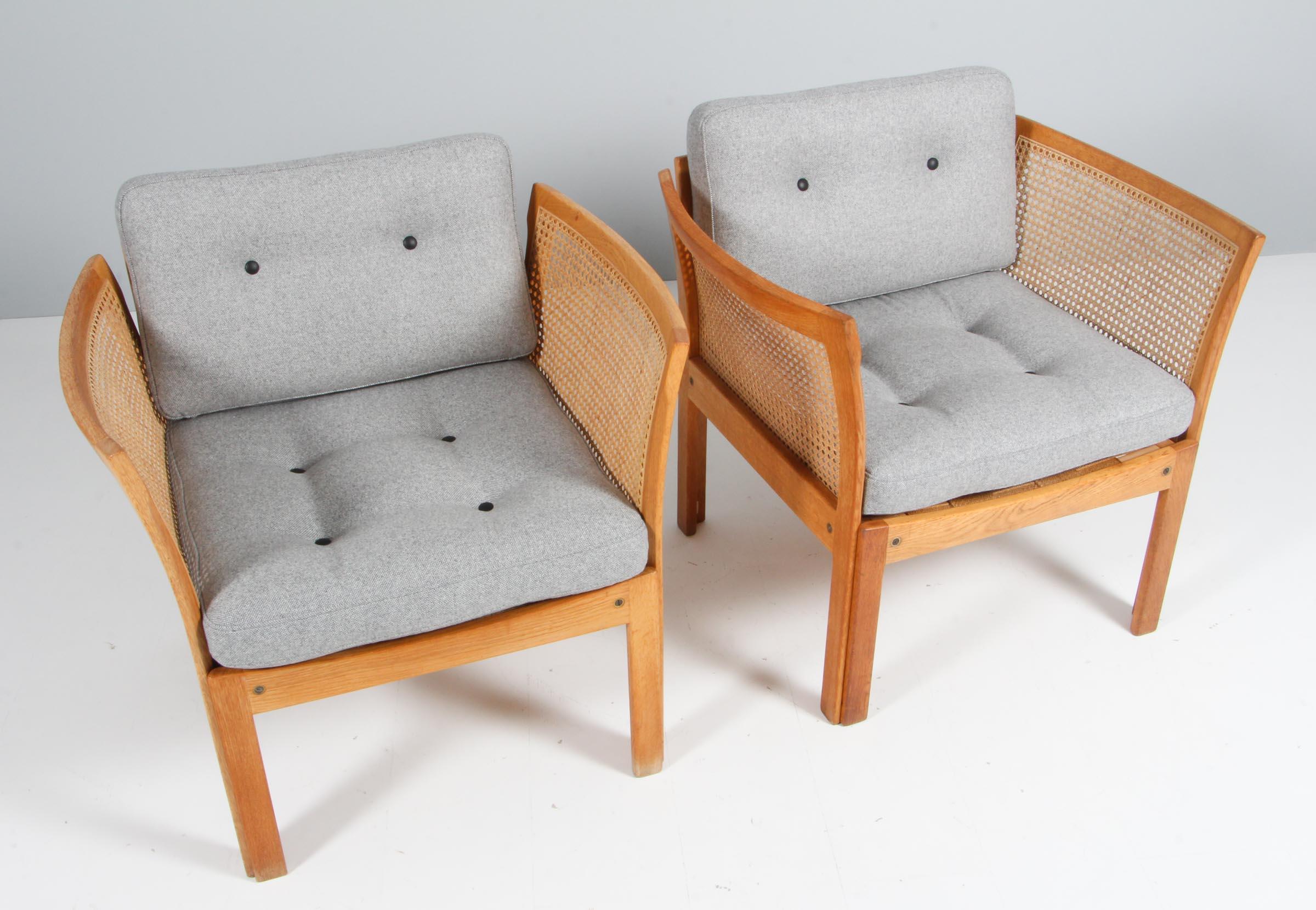 The plexus lounge chairs were designed by Illum Wikkelsø in the 1960s and produced by CFC Silkeborg.

The lounge chairs have been overlooked and refinished by our cabinetmaker and features a frame in oak with braided sides and back and new