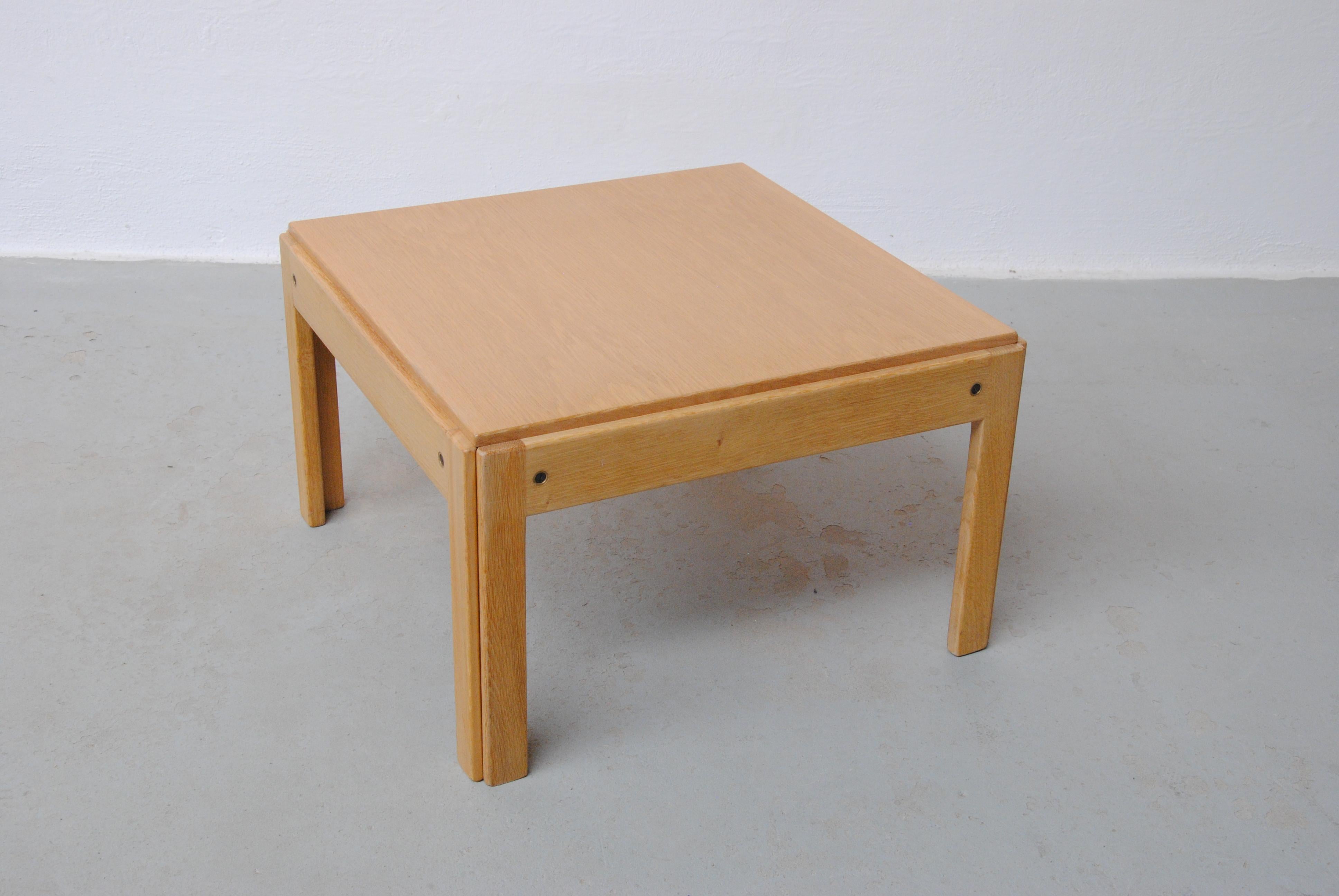 Table d'appoint restaurée Illum Wikkelsø en chêne de la série Plexus produite par CFC Silkeborg au Danemark.

La table d'appoint bien conçue peut être utilisée comme table d'appoint et, avec un coussin dessus, comme tabouret de pied. La table