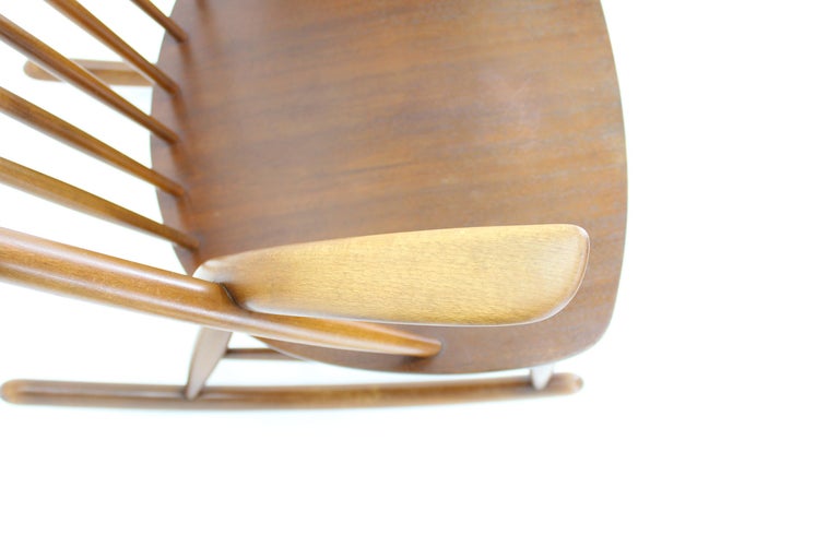 Chaise a bascule Illum Wikkelso Gyngestol n 3 des annees 1960 pour Niels Eilersen 2 articles a En vente sur 1stDibs