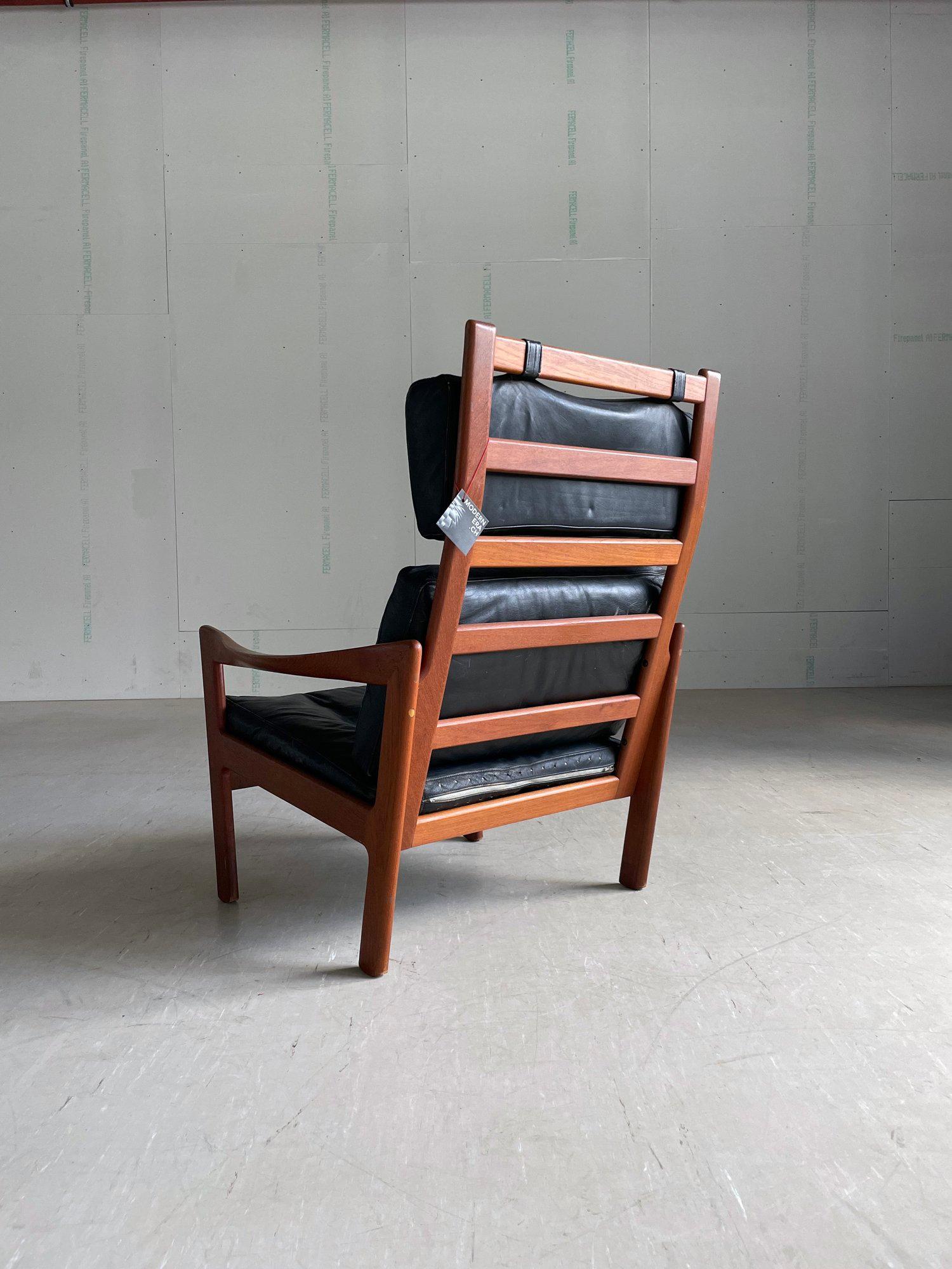 Chaise longue en teck et cuir ILLUM WIKKELSO des années 1960. 
Chaise de salon en teck massif magnifiquement construite avec un revêtement en cuir noir d'origine. Conçu par Illum Wikkelso et produit par N. Eilersen, Danemark 1960 - 1969.
Designer :