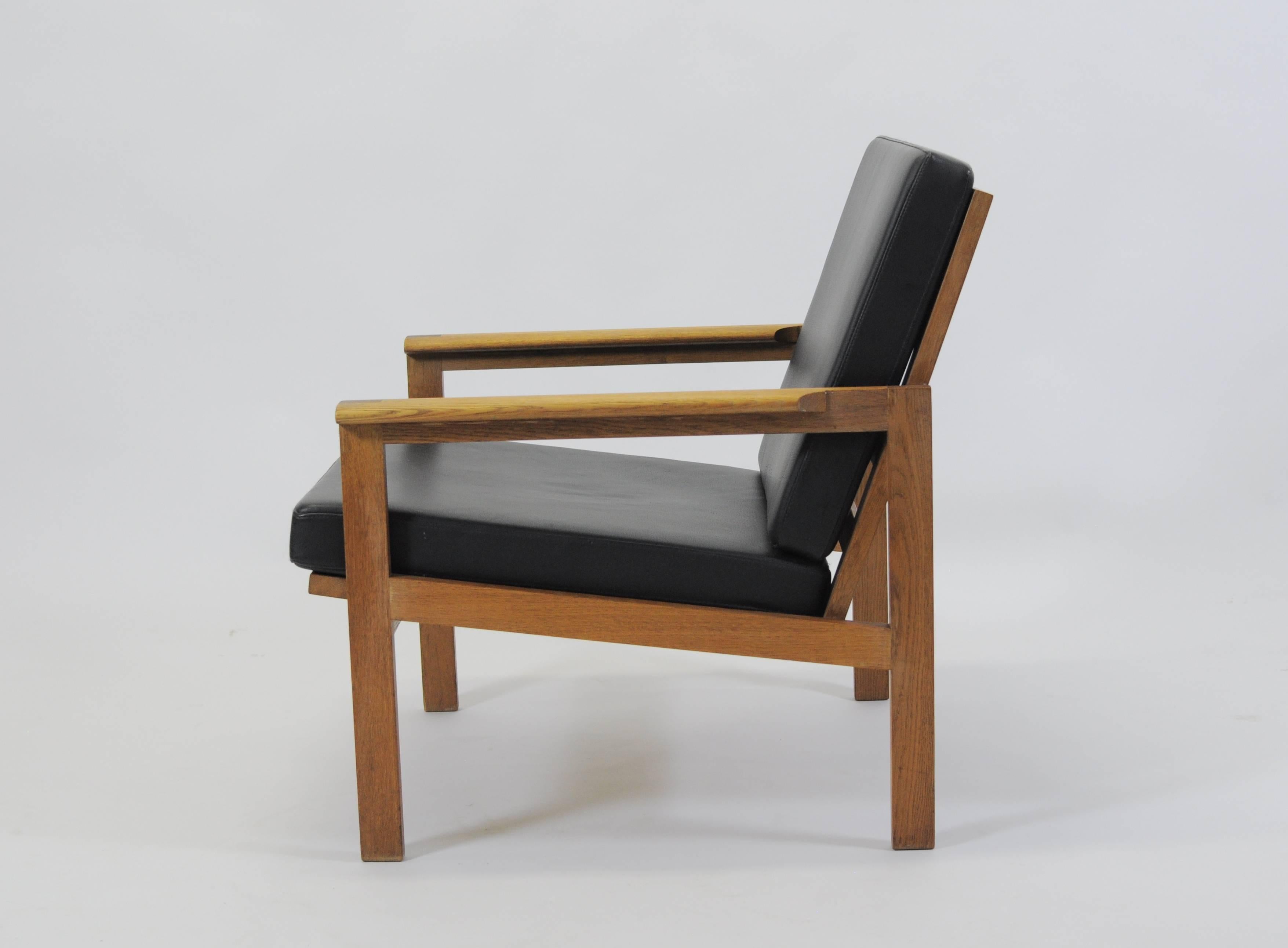 1960er Illum Wikkelsø Zwei dänische restaurierte Capella Lounge Stühle aus Eiche (Dänisch)