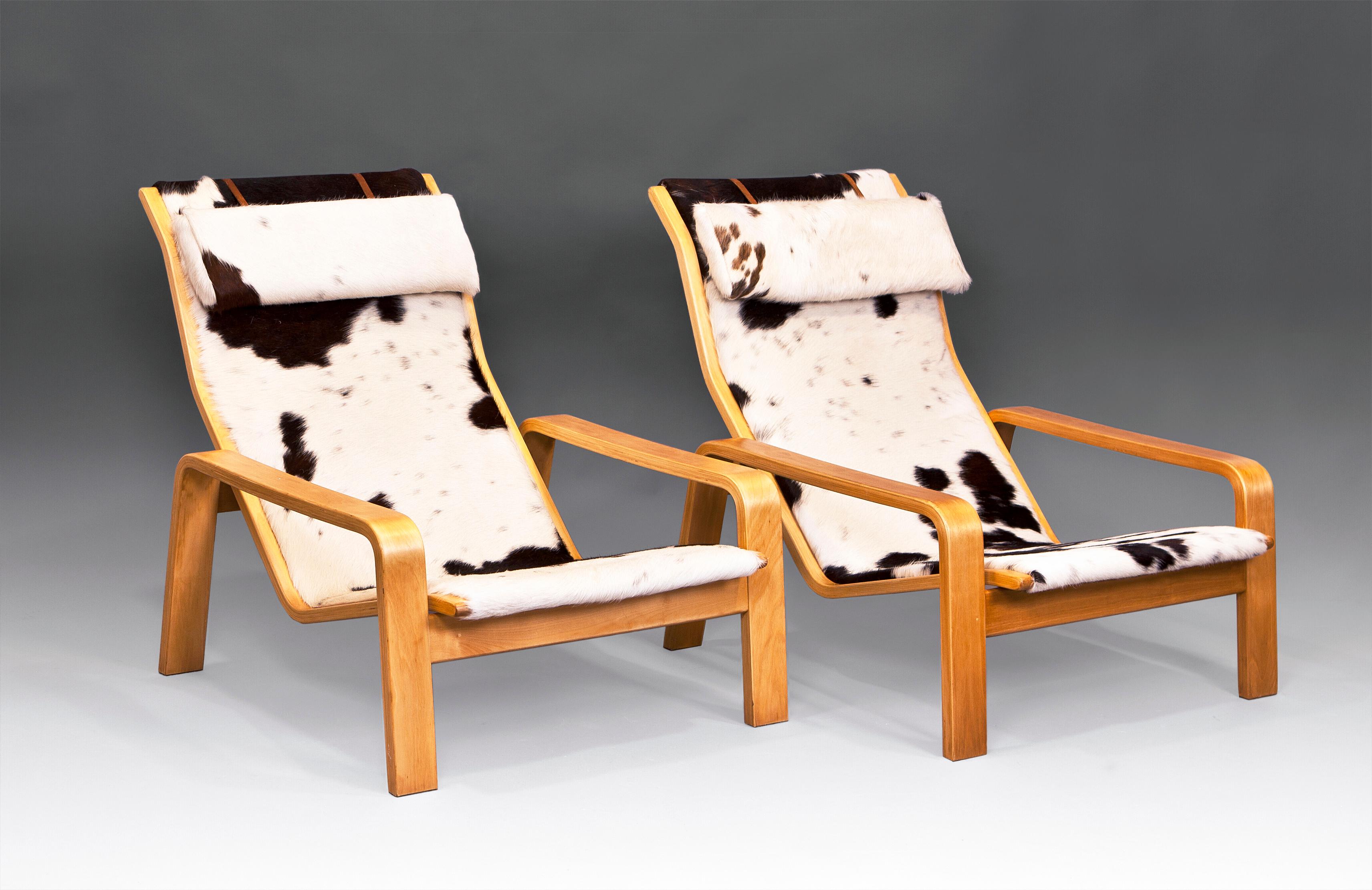 “Pulkka” lounge chairs in beech Wood and real cowhide leather by Ilmari Lappalainen for Asko. Finland, 1960s.
Very good condition, restored and reupholstered in authentic cowhide leather.
 