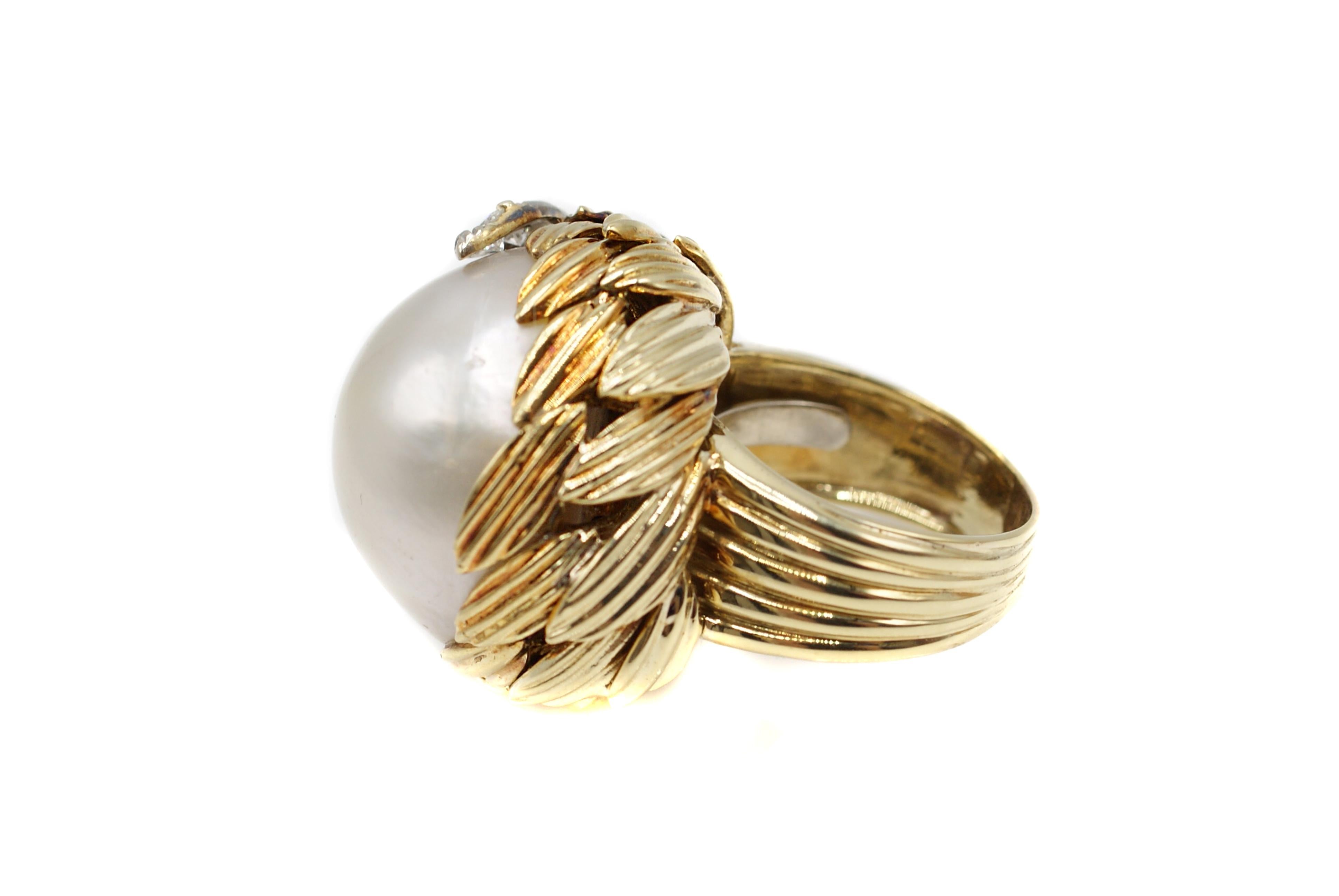 1960s Impressive Diamond 18 Karat Gold Mabe Pearl Ring In Excellent Condition In New York, NY