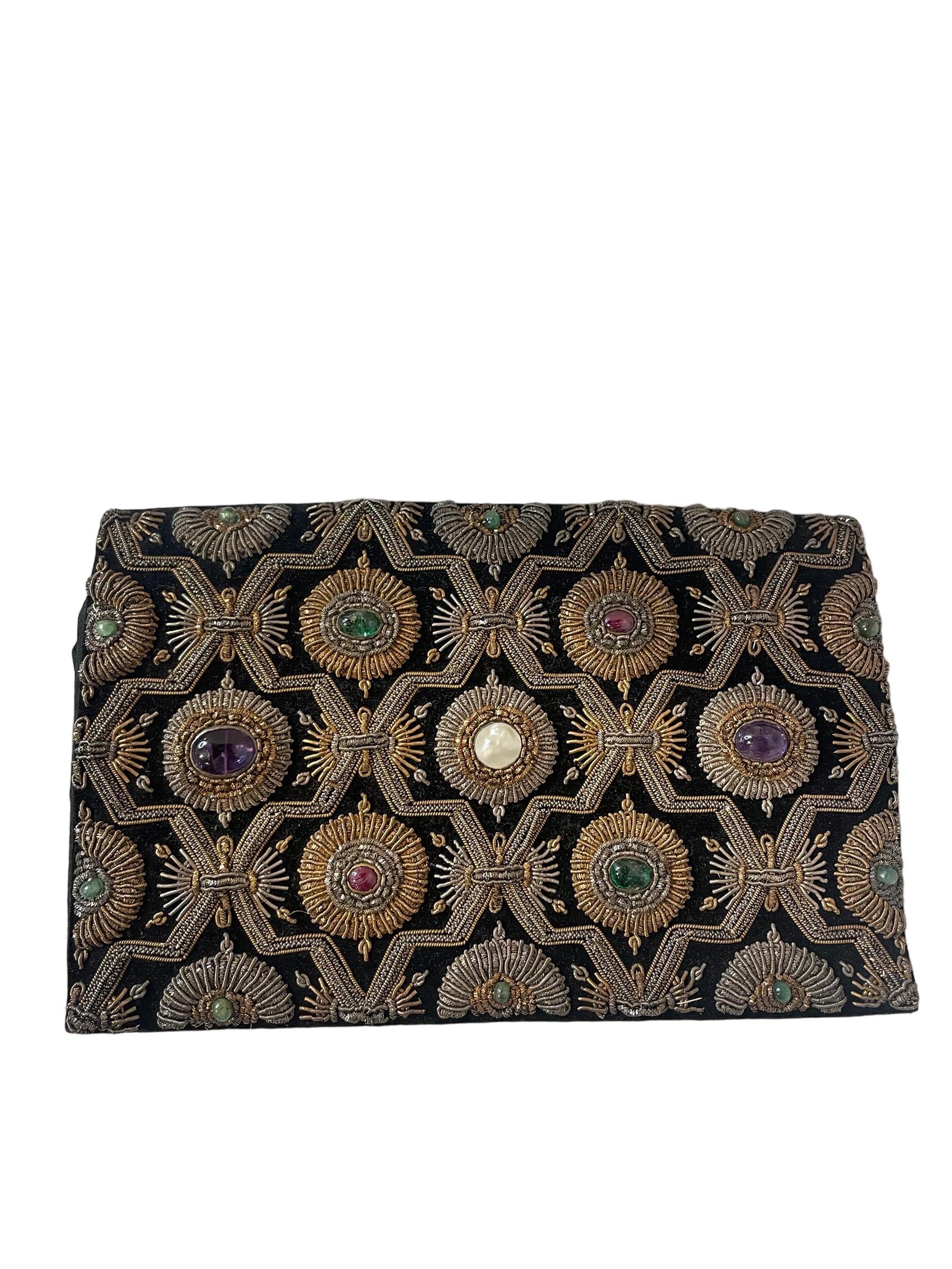 1960s Indian Bejeweled Zari Zardozi Velvet Clutch Purse

Rare Zari Zardozi bejeweled evening clutch inspired by Van Cleef and Arpes from the 1920s. A shimmering rectangular bag, embroidered with quatrefoil lattice design in gold and silver metallic