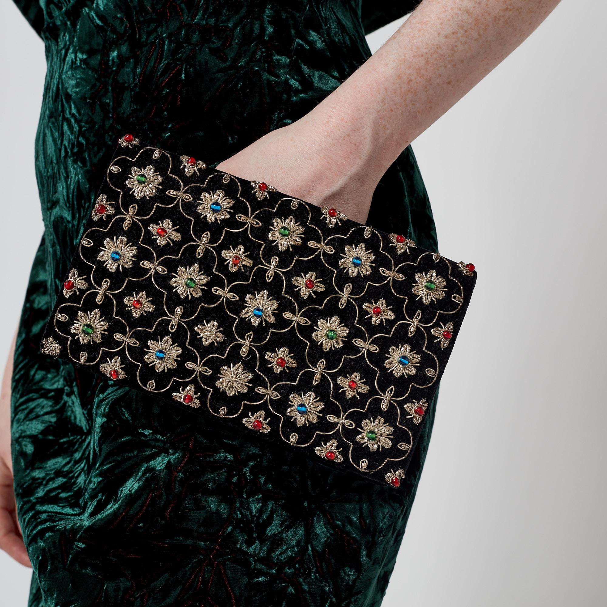 1960er Jahre indische schwarze Zardozi bestickte Clutch Bag mit Box im Angebot 1