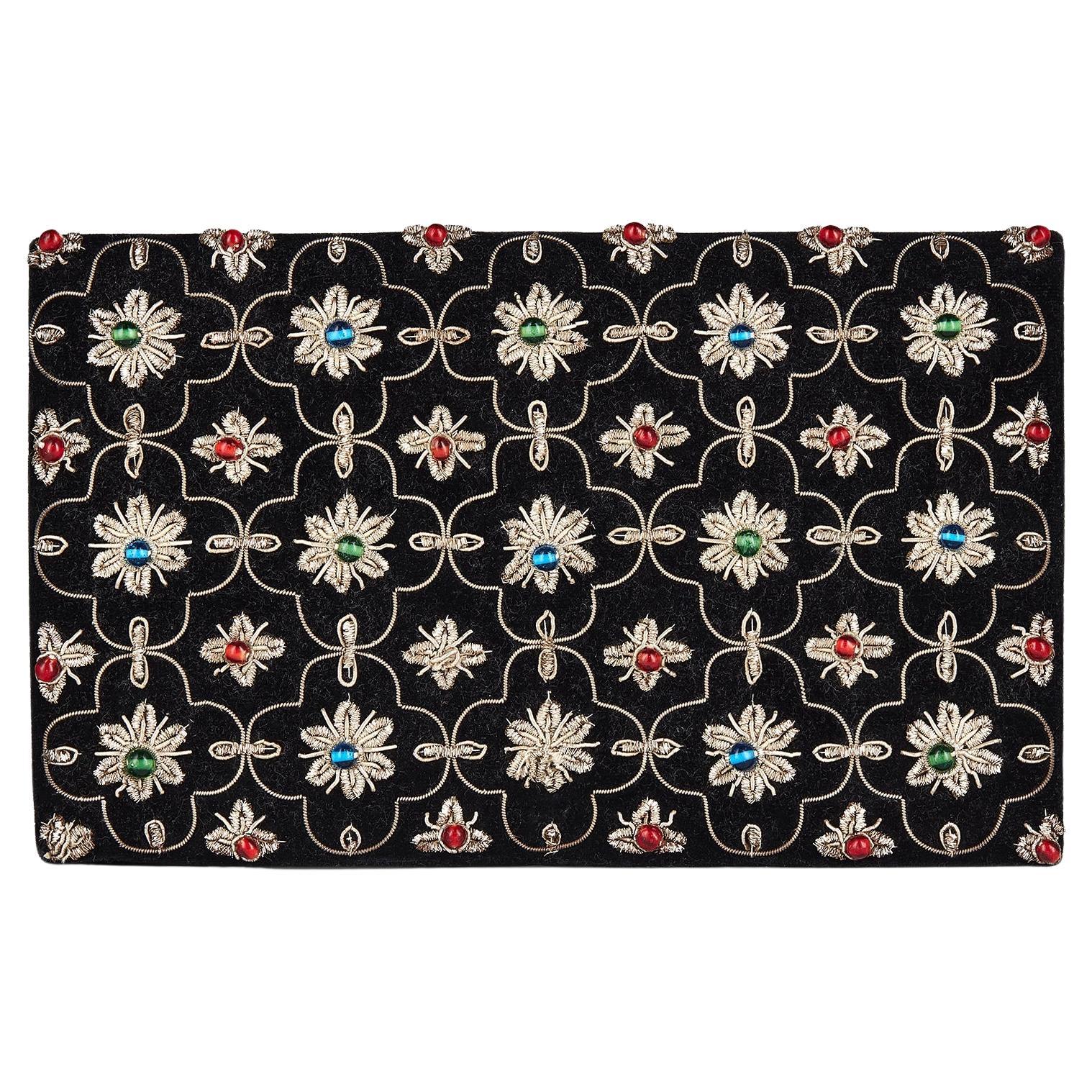 1960er Jahre indische schwarze Zardozi bestickte Clutch Bag mit Box im Angebot