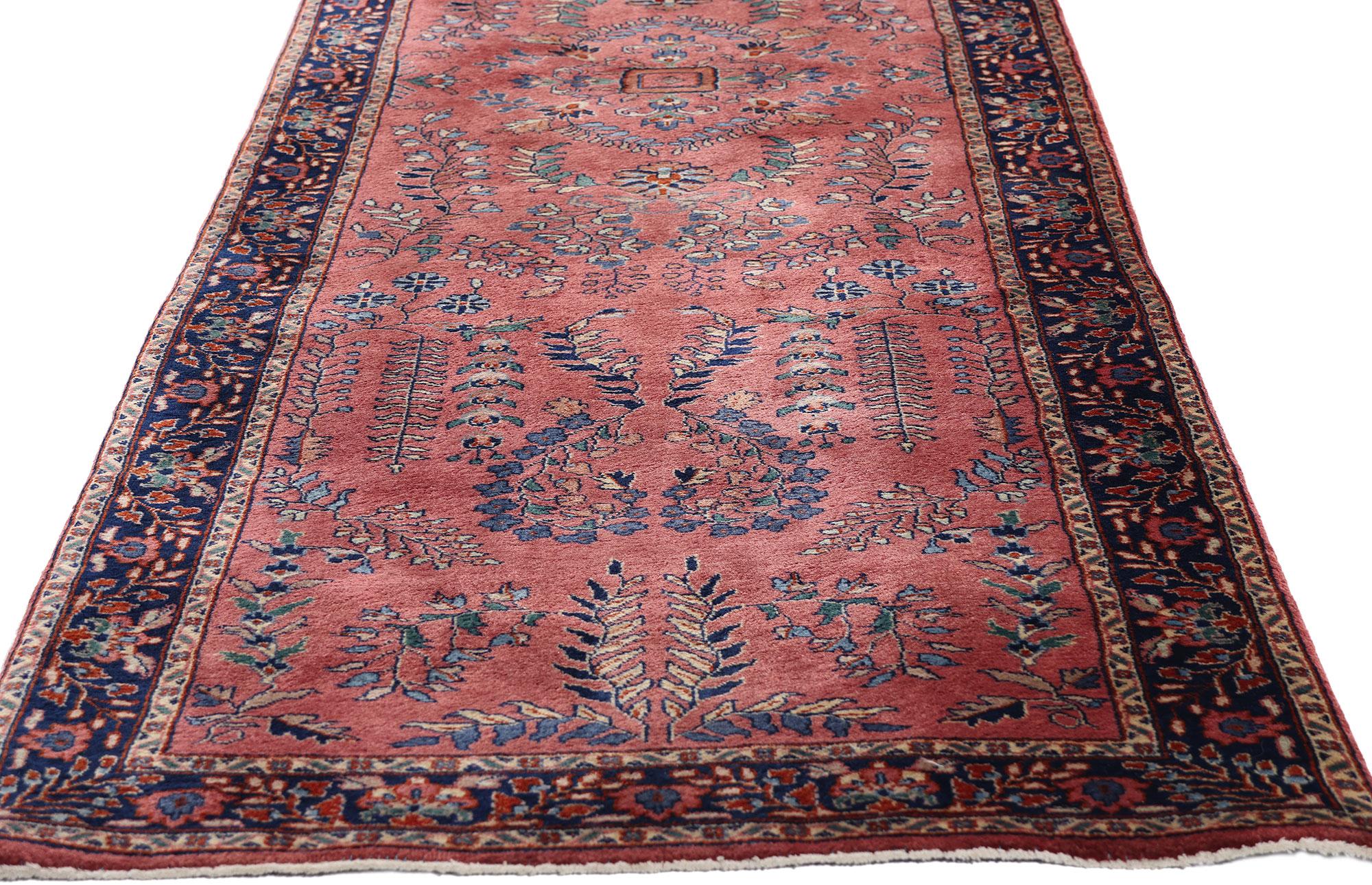 79274 Tappeto Sarouk Vintage Indiano, 02'08 x 09'07. Nel regno rarefatto dell'eccellenza artigianale, questo runner Sarouk vintage in lana annodato a mano e realizzato in India emerge come un lussuoso filo conduttore nella storia del design
