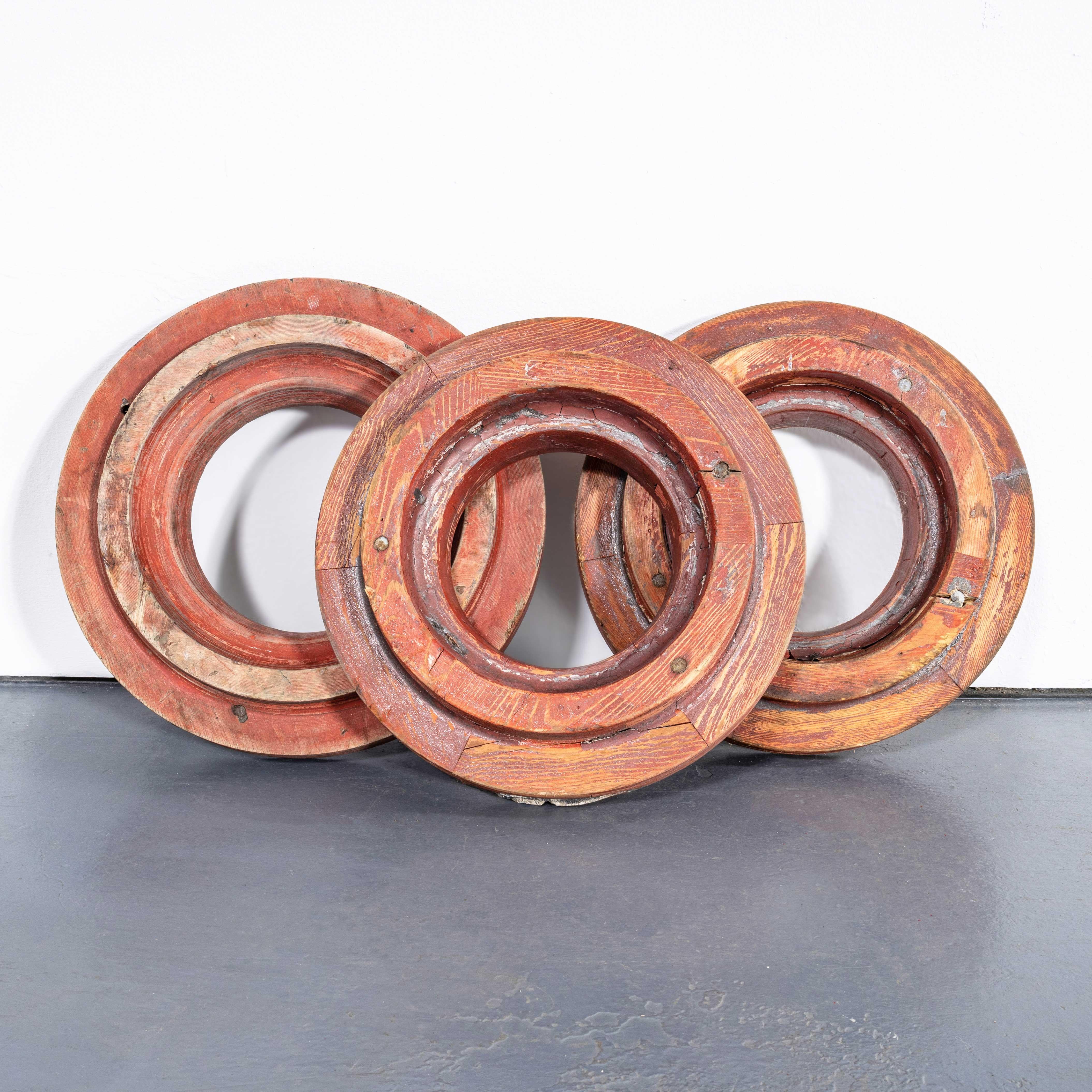Moules de fonderie industrielle des années 1960 - Ensemble de trois cercles. 
Nous avons récemment nettoyé les entrepôts victoriens de la fonderie Derwent sur la rivière Derwent dans le Derbyshire. Ces étonnantes pièces sculpturales sont le