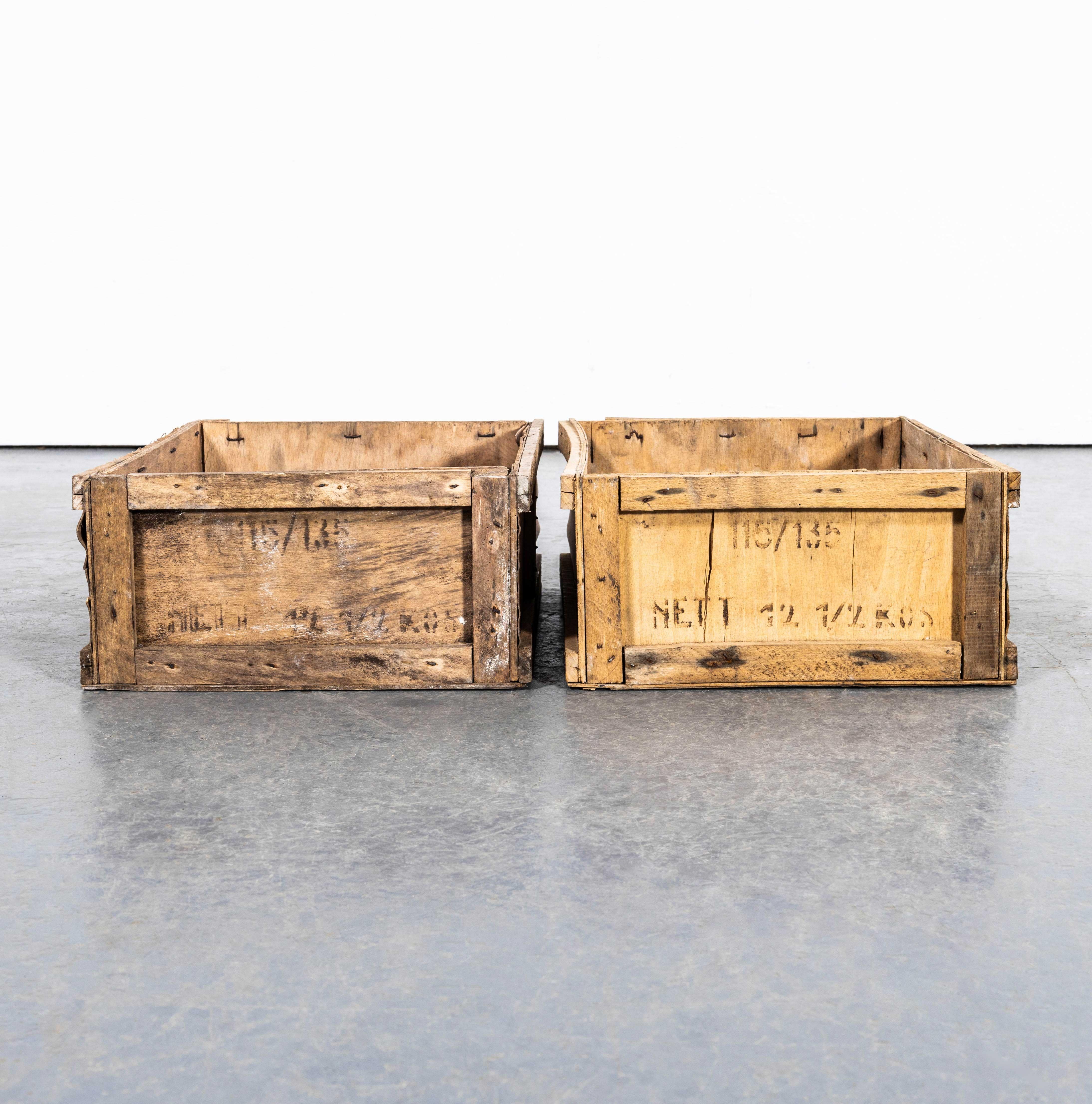 Cajas industriales de los años 60 - Pareja. Cajas industriales sencillas utilizadas para embalar equipos.

Informe del taller:
Nuestro equipo de taller inspecciona cada producto y lleva a cabo las reparaciones necesarias para garantizar que todo