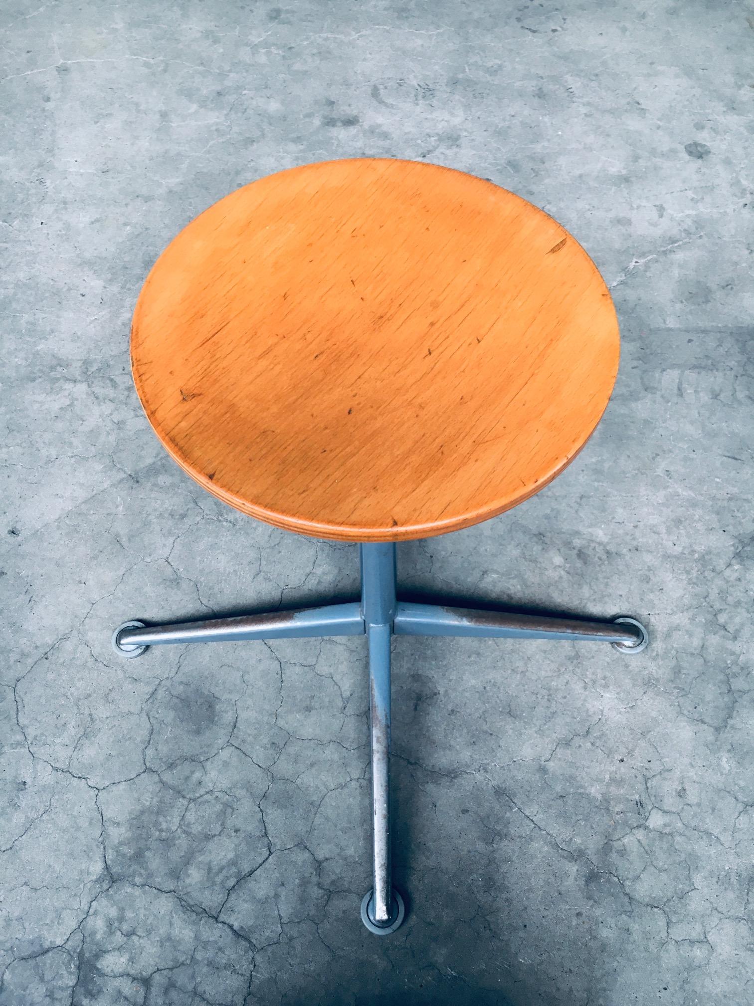 1960's Industrial Design Atelier Stool by Friso Kramer for Ahrend De Cirkel For Sale 6