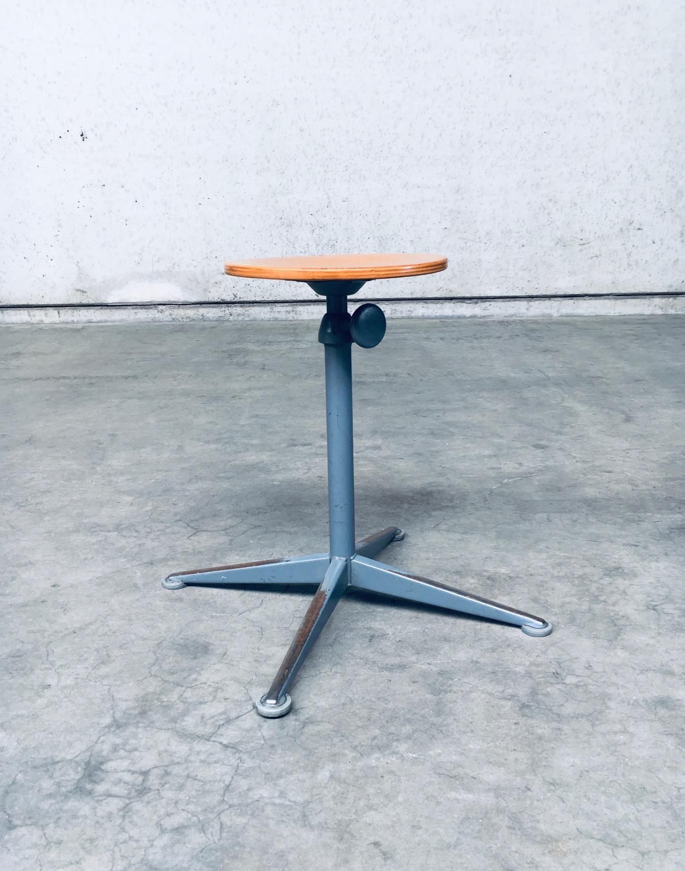 Sgabello Atelier Design olandese vintage di Friso Kramer per Ahrend de Cirkel. Realizzato nei Paesi Bassi, periodo anni '50/'60. Regolabile in altezza. Base in acciaio laccato grigio con seduta rotonda in legno di faggio. È in ottime condizioni