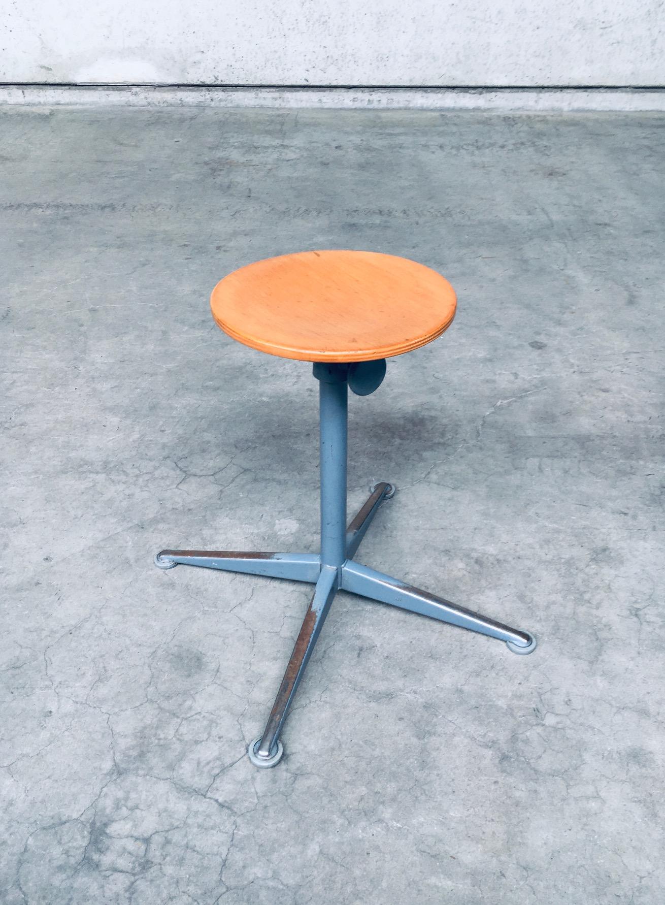 1960's Industrial Design Atelier Stool by Friso Kramer for Ahrend De Cirkel In Good Condition For Sale In Oud-Turnhout, VAN