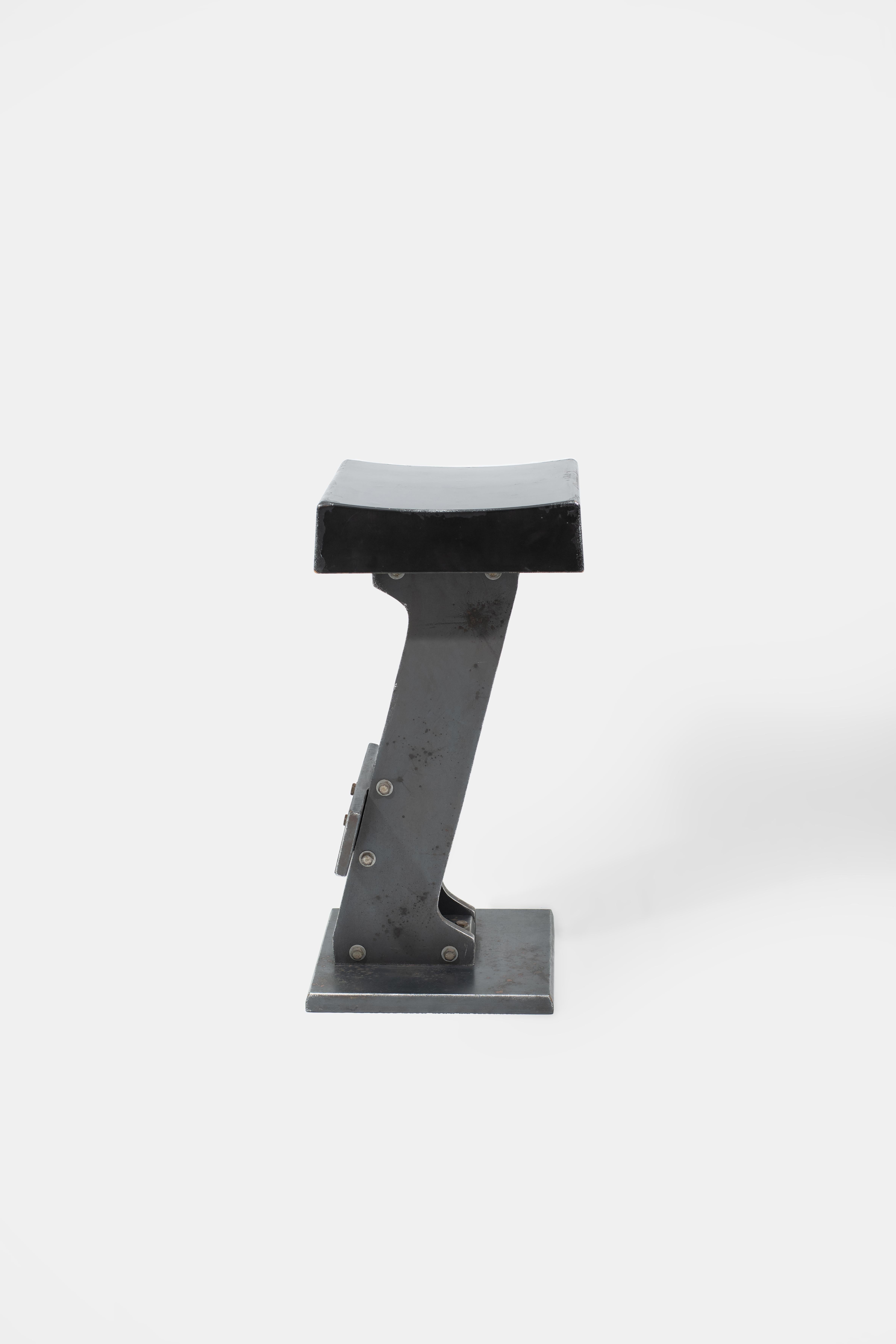 Tabouret de style industriel de l'école italienne, fabriqué vers les années 1960.
Exemple frappant du design italien d'après-guerre, ce tabouret sculptural associe un minimalisme fonctionnel à une esthétique industrielle distincte. La structure,