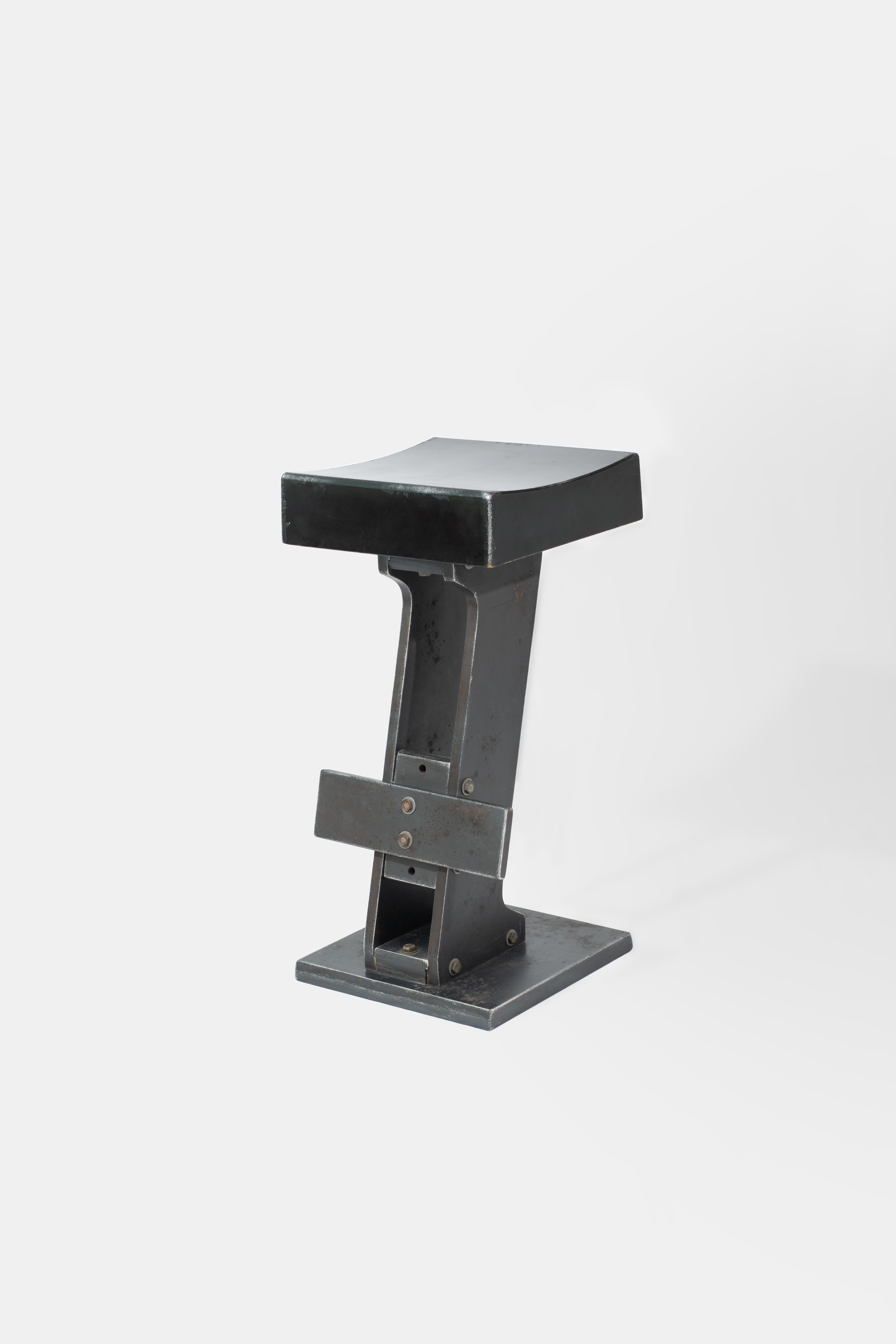 Tabouret industriel italien des années 1960 en bois et plastique, gris et noir  Milieu du siècle Bon état - En vente à Milano, IT