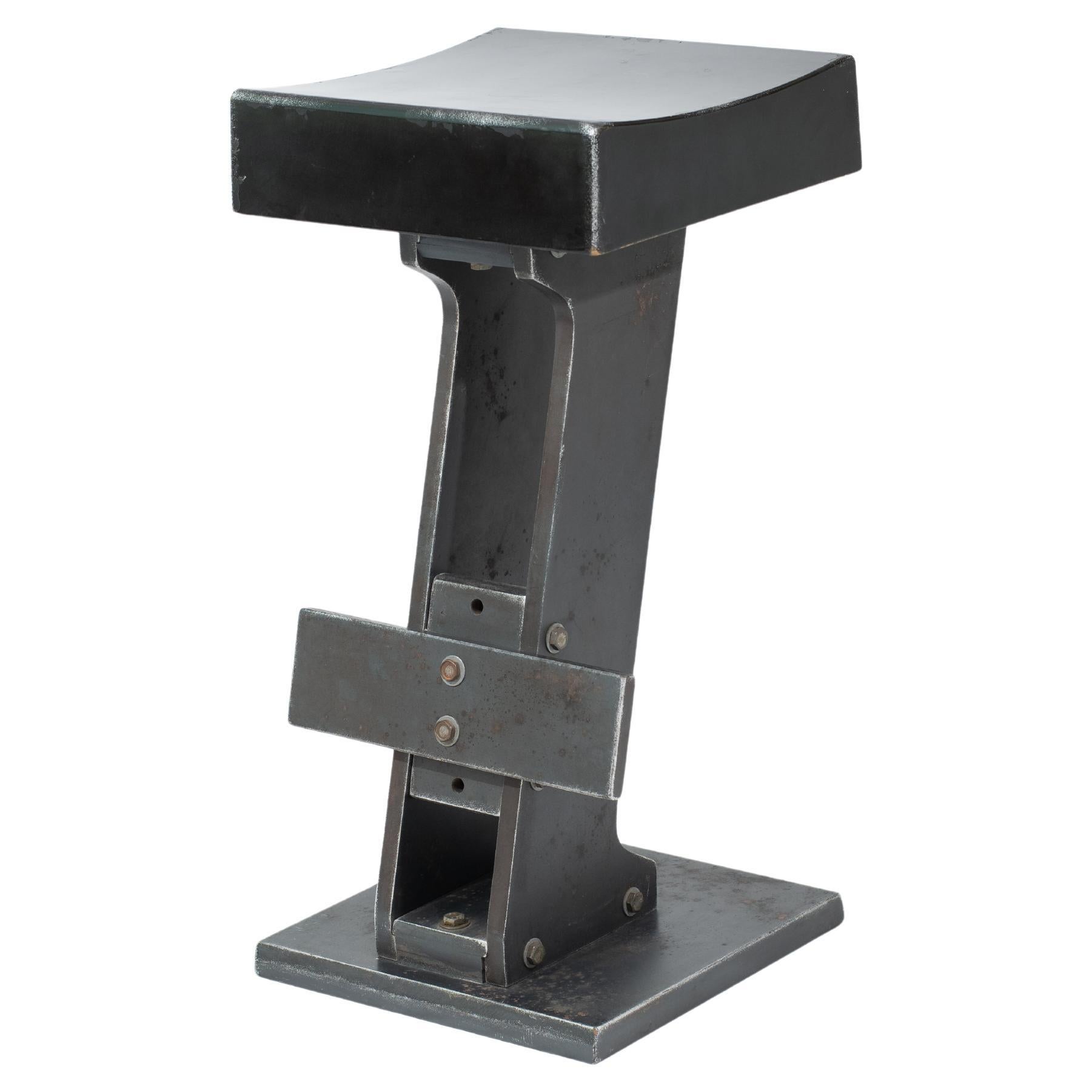 1960er Jahre Industrieller italienischer Hocker aus Holz und Kunststoff in Grau und Schwarz  Mitte des Jahrhunderts