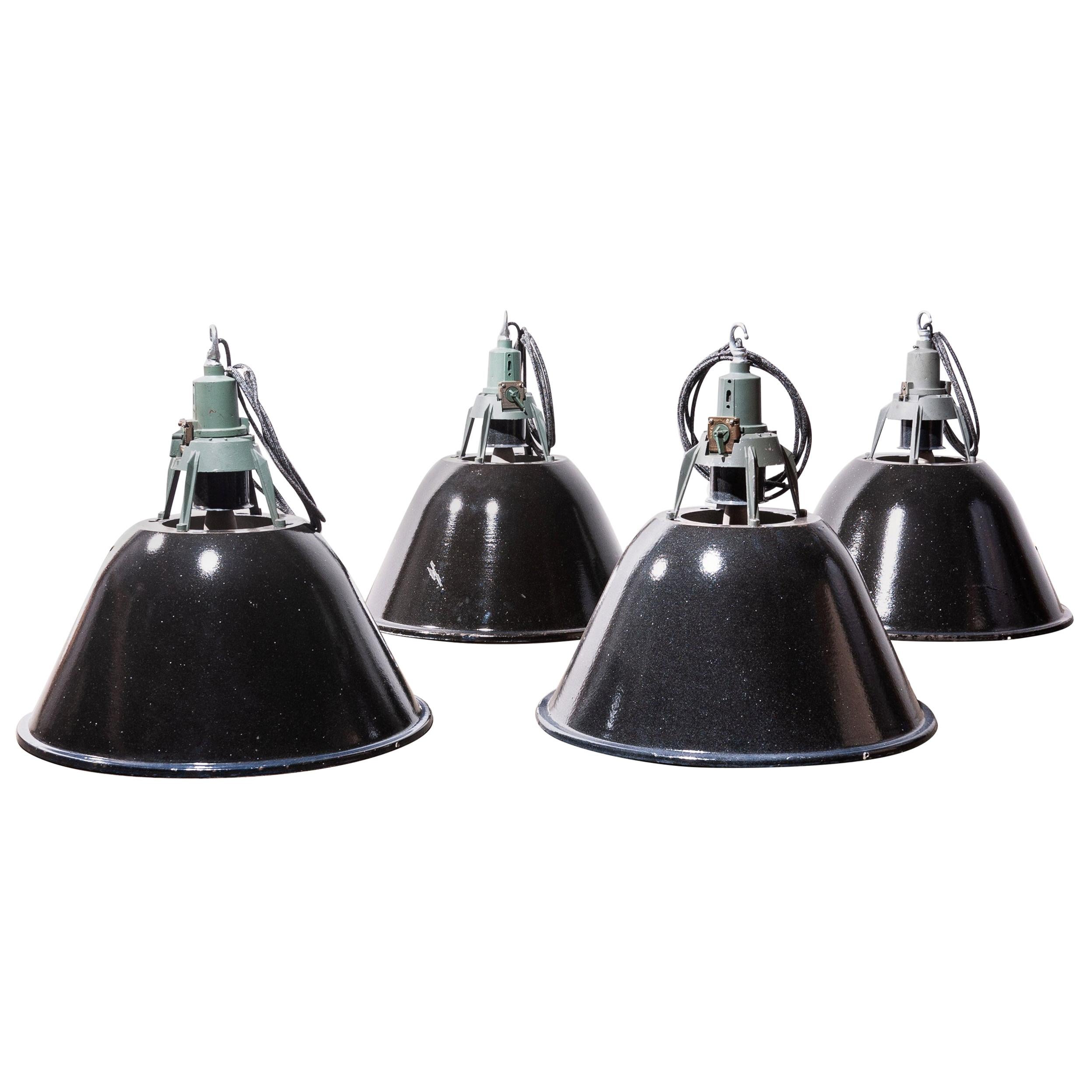 Grandes lampes à suspension industrielles des années 1960 en émail - quantités variées disponibles