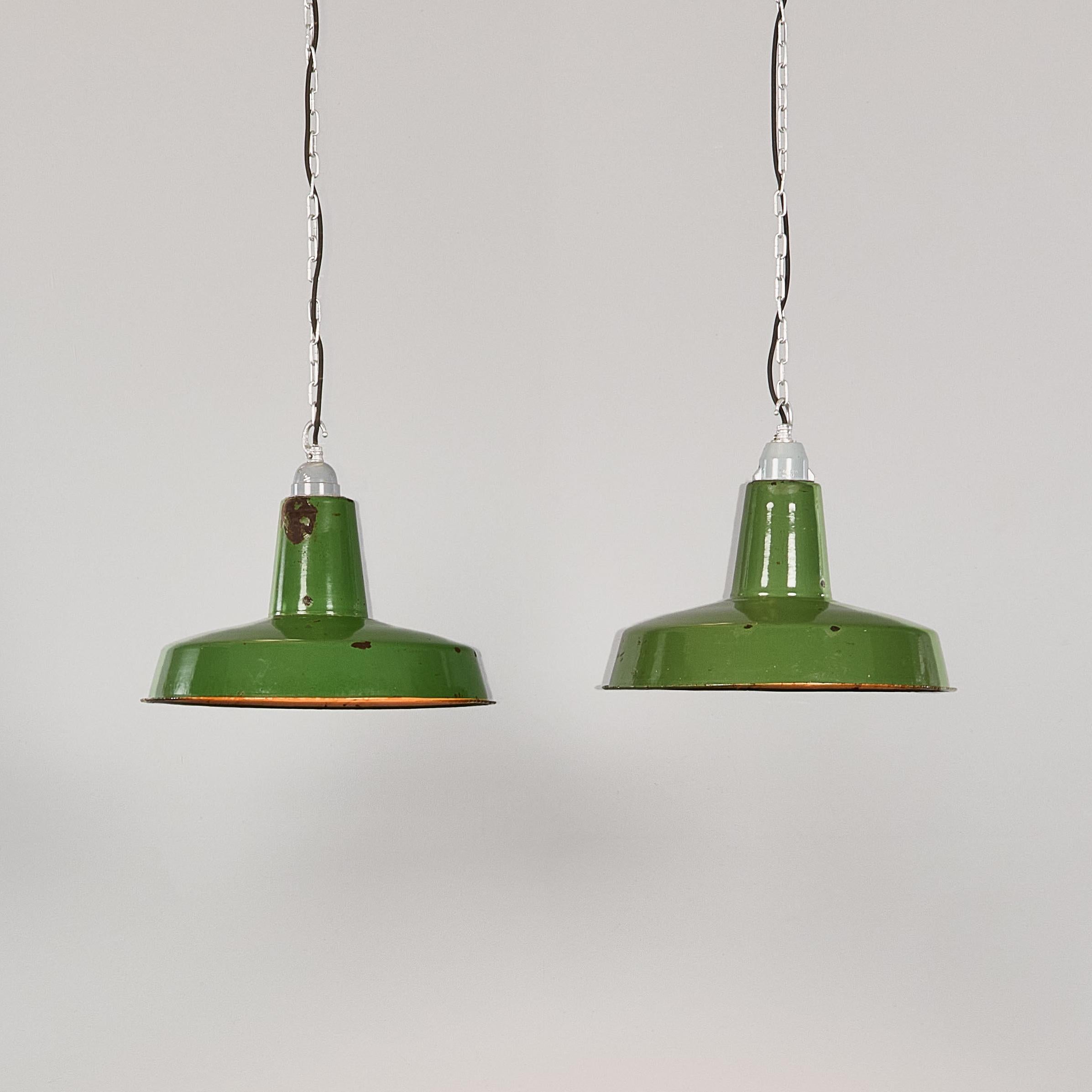 1960's Industrial Mintgrün Emaille Pendelleuchten - Paar. 

Die Auflistung bezieht sich auf das Lampenpaar. Hergestellt aus gedrehtem und emailliertem Stahl mit grauen Abdeckungen. Die Lampen waren mit Farbe, Fett und Schmutz bedeckt, die entfernt