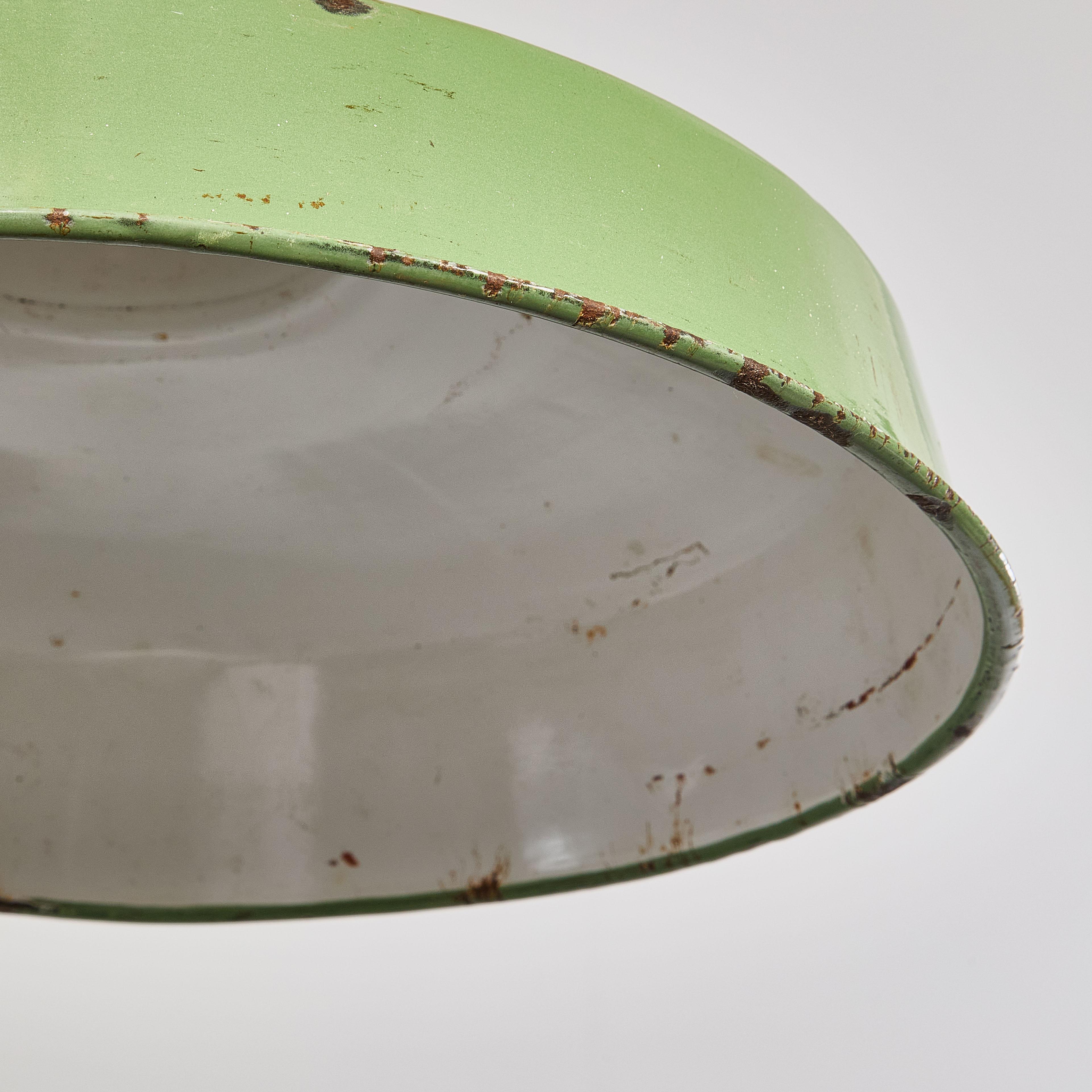 1960's Industrielle mintgrüne Emaille-Hängeleuchten - Paar im Zustand „Gut“ im Angebot in Hook, Hampshire