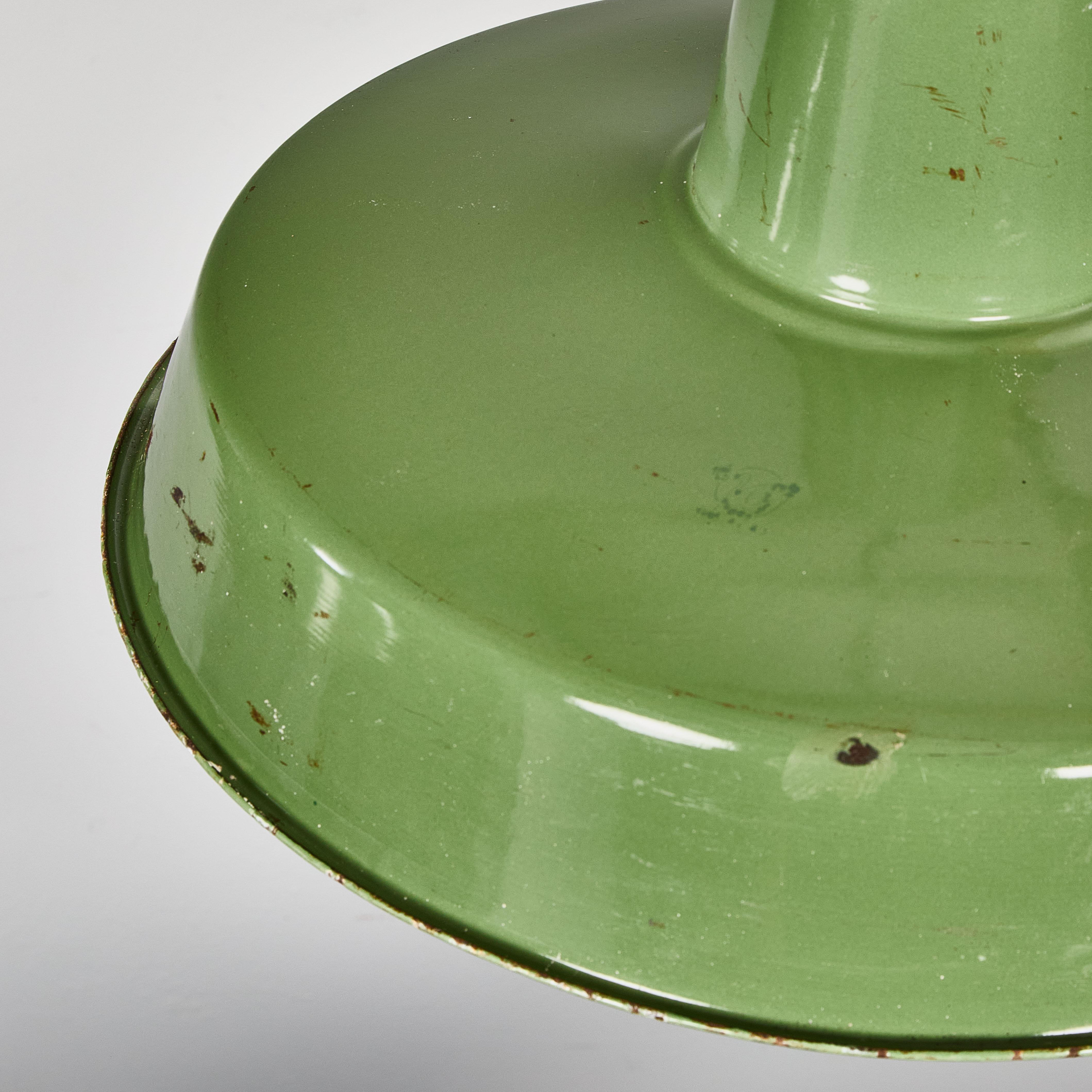 1960's Industrielle mintgrüne Emaille-Hängeleuchten - Paar im Angebot 1
