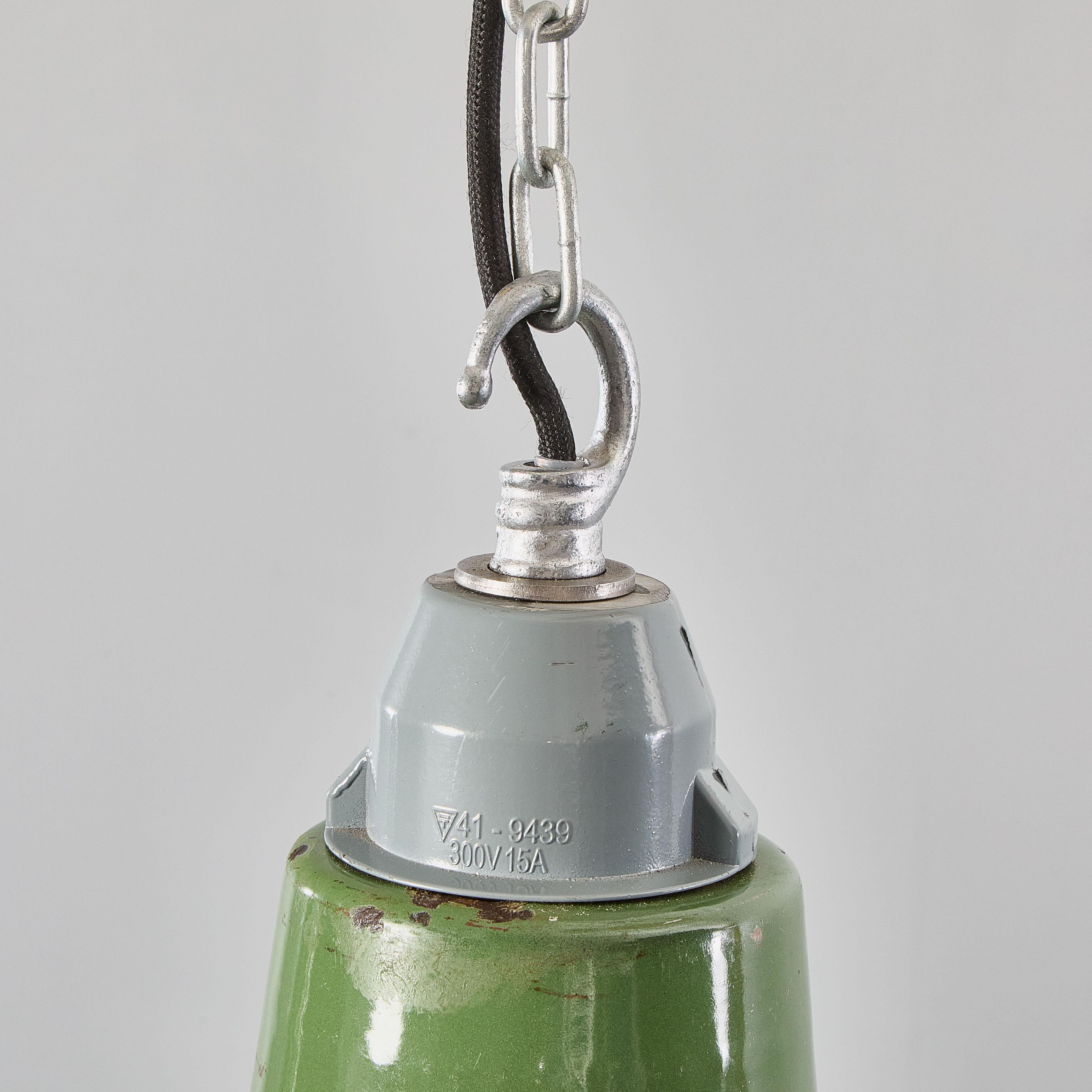 1960's Industrielle mintgrüne Emaille-Hängeleuchten - Paar im Angebot 2