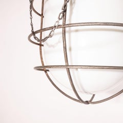 1960er Jahre Industrial Ships Deckenleuchten:: mit Käfig Opalescent Glas