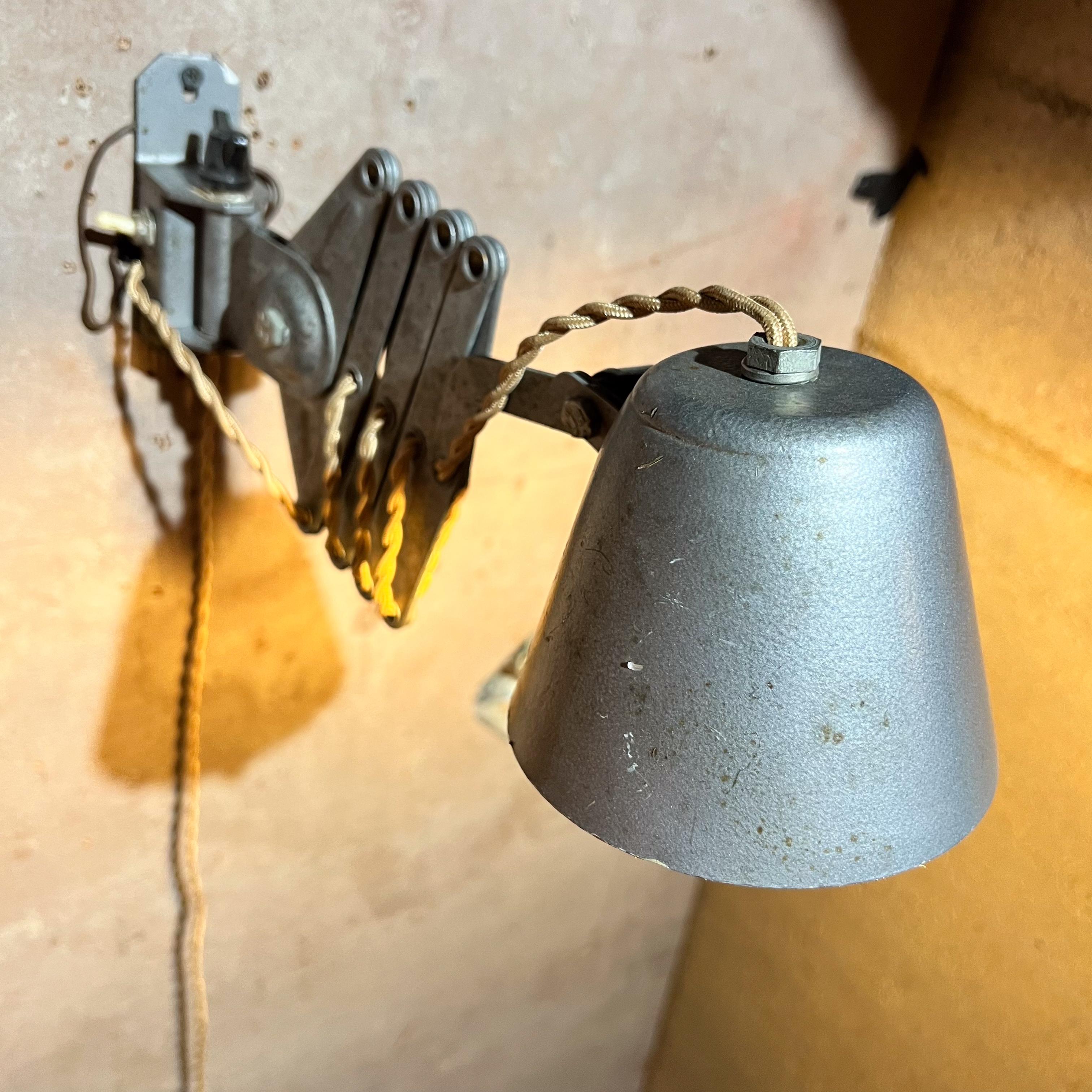 Lampada da parete a forbice sovietica industriale del 1960 in vendita 4