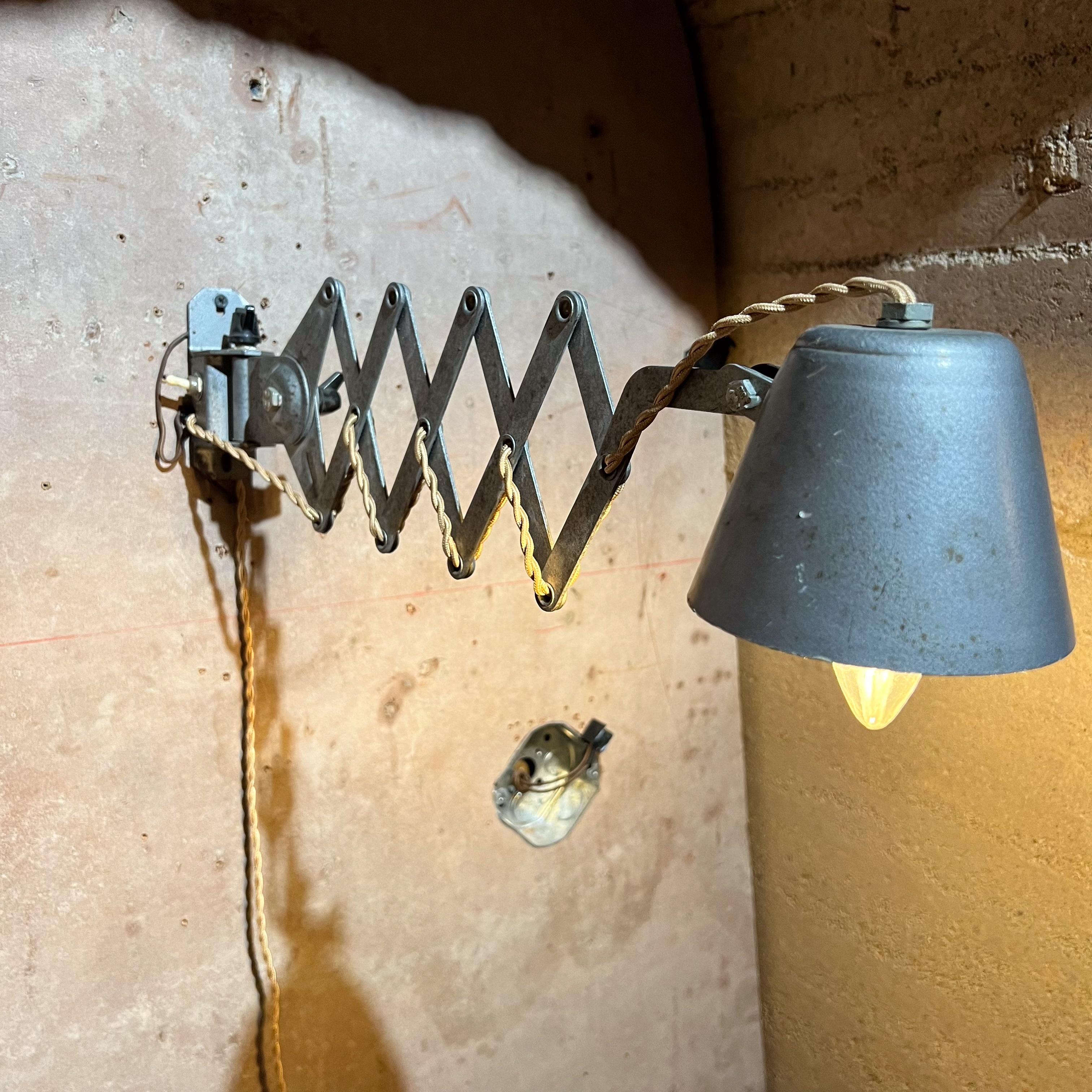 Lampada da parete a forbice sovietica industriale del 1960 in vendita 5