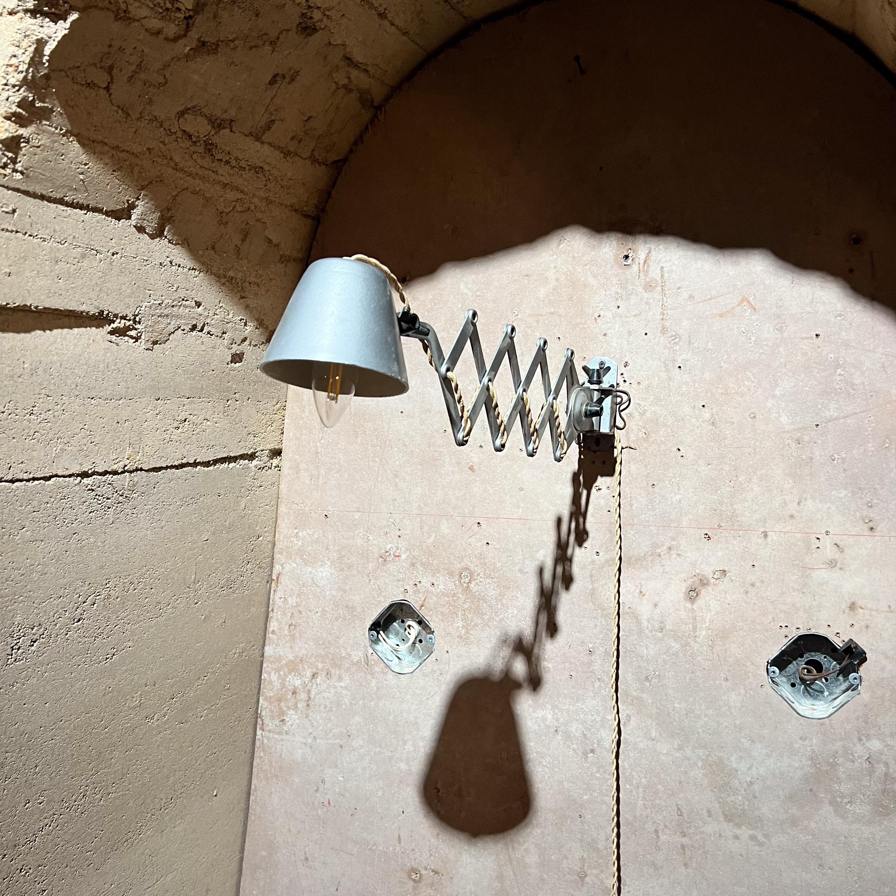 
Lampada da parete russa degli anni '60 a forbice industriale Machin
27 L (completamente esteso) 14 Lungo (chiuso) 6,25 H. x 4,5 L (diametro del paralume)
Condizioni vintage usate
Fai riferimento alle immagini fornite.