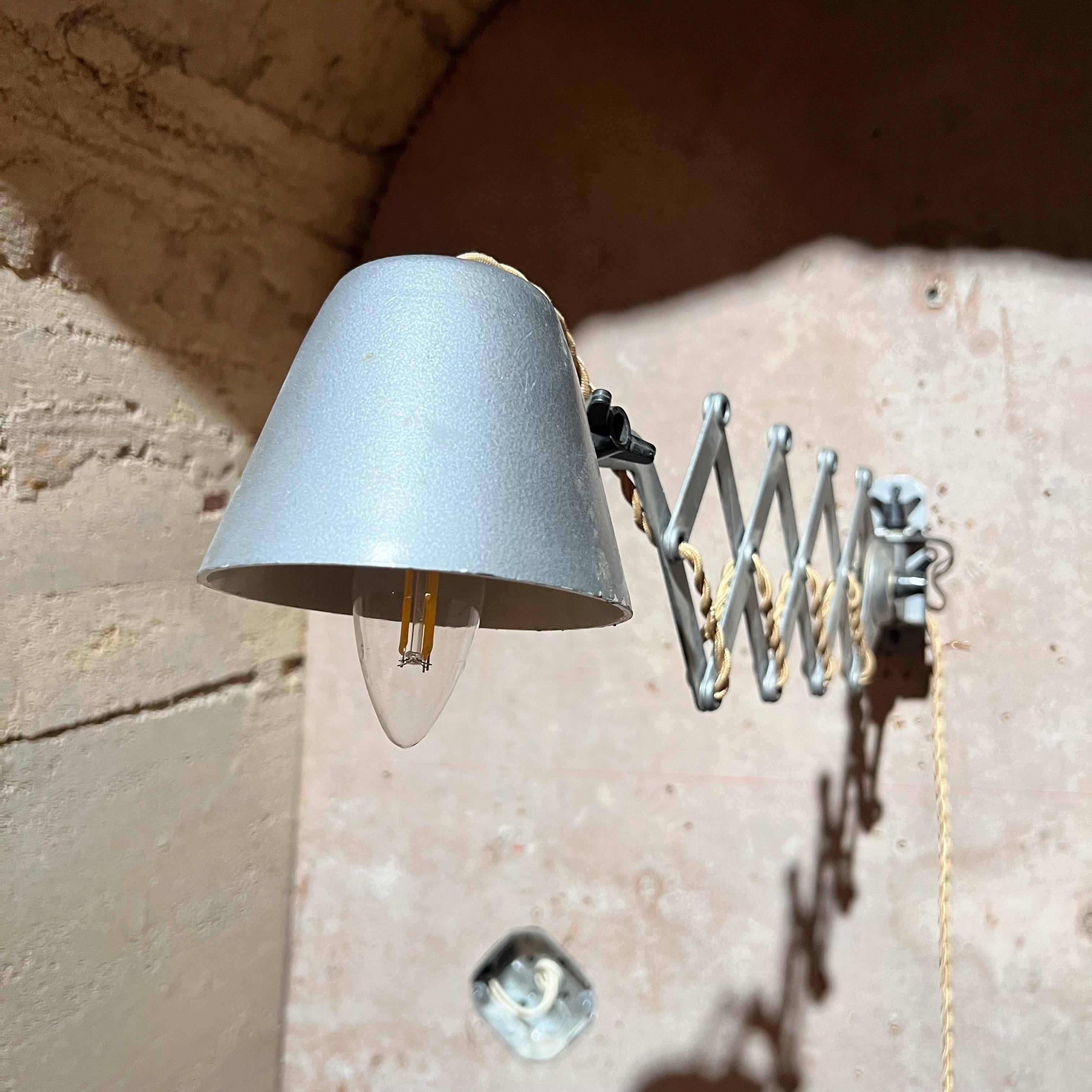 Mid-Century moderno Lampada da parete a forbice sovietica industriale del 1960 in vendita