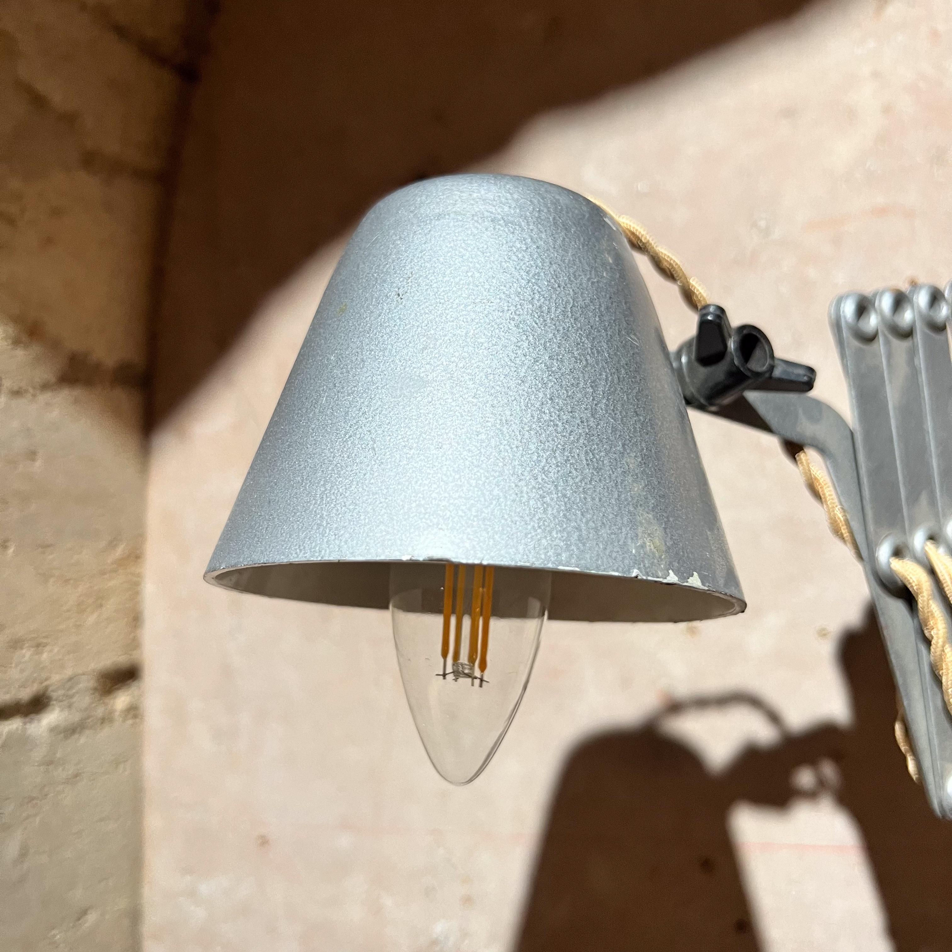 XX secolo Lampada da parete a forbice sovietica industriale del 1960 in vendita