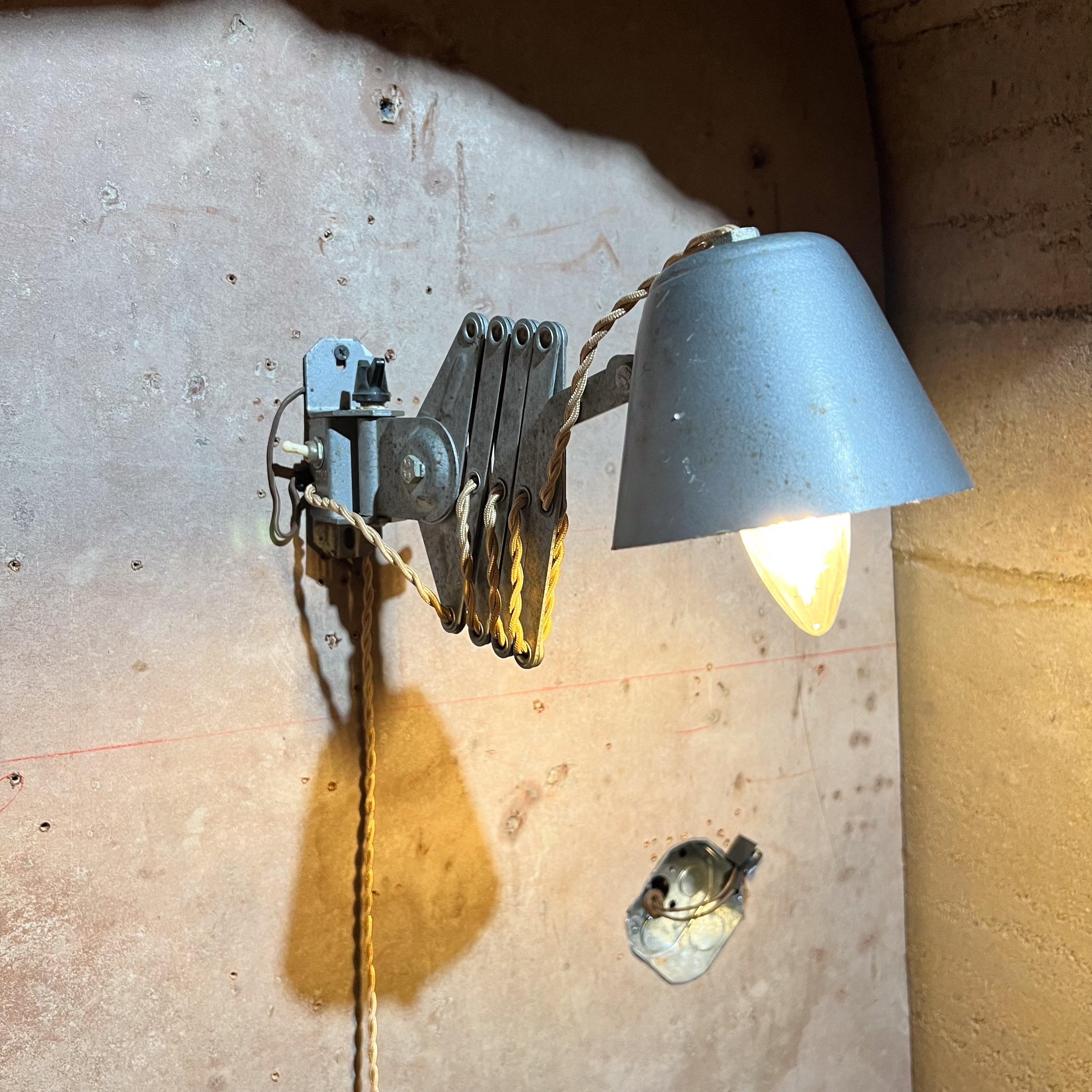 Lampada da parete a forbice sovietica industriale del 1960 in vendita 1