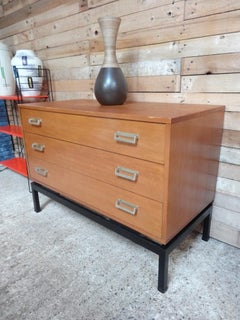 Commode industrielle en teck des années 1960 avec base et poignées en métal