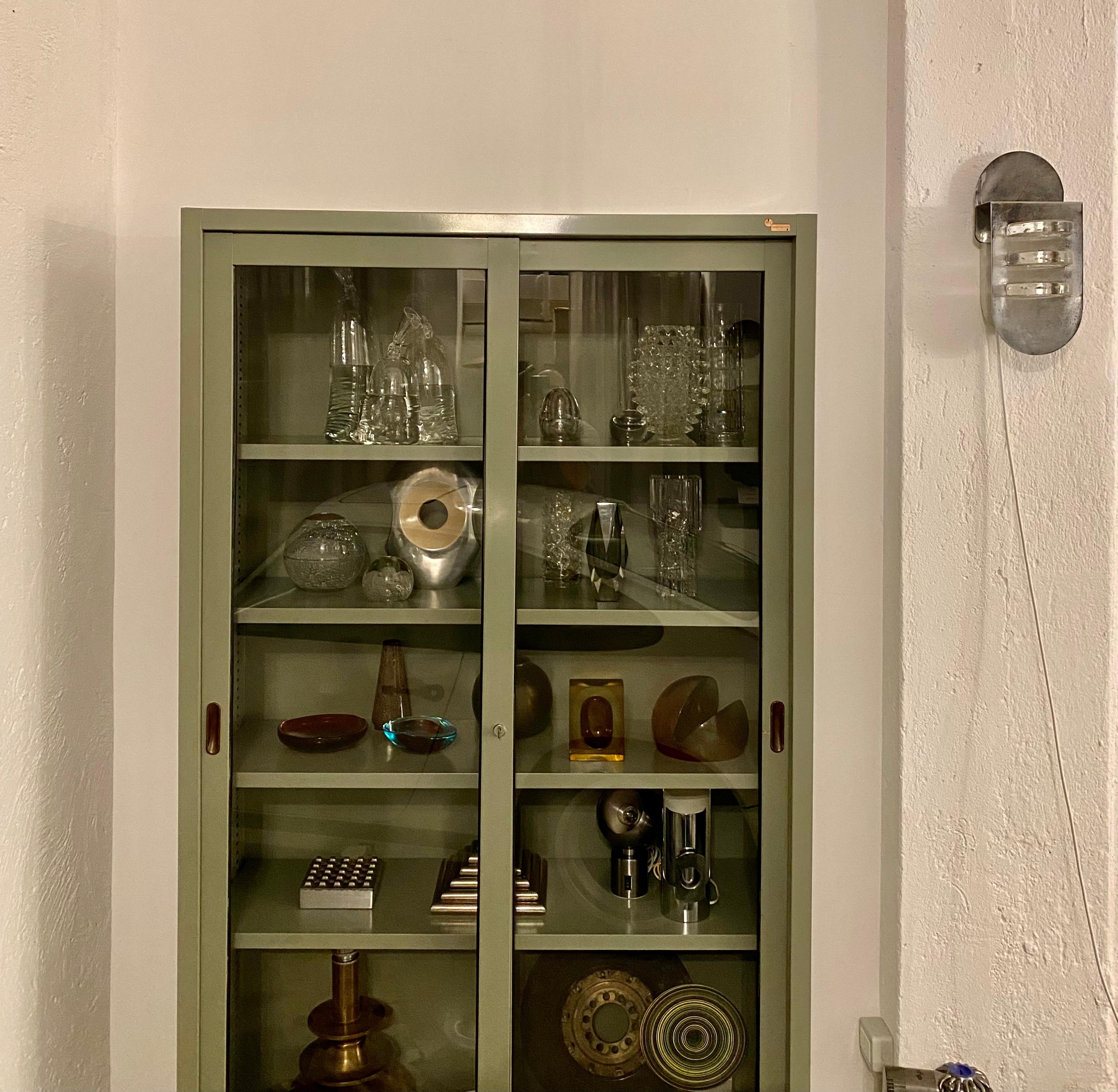 Acciaio Vitrine industriali in metallo del 1960, mobili italiani del metà secolo in vendita