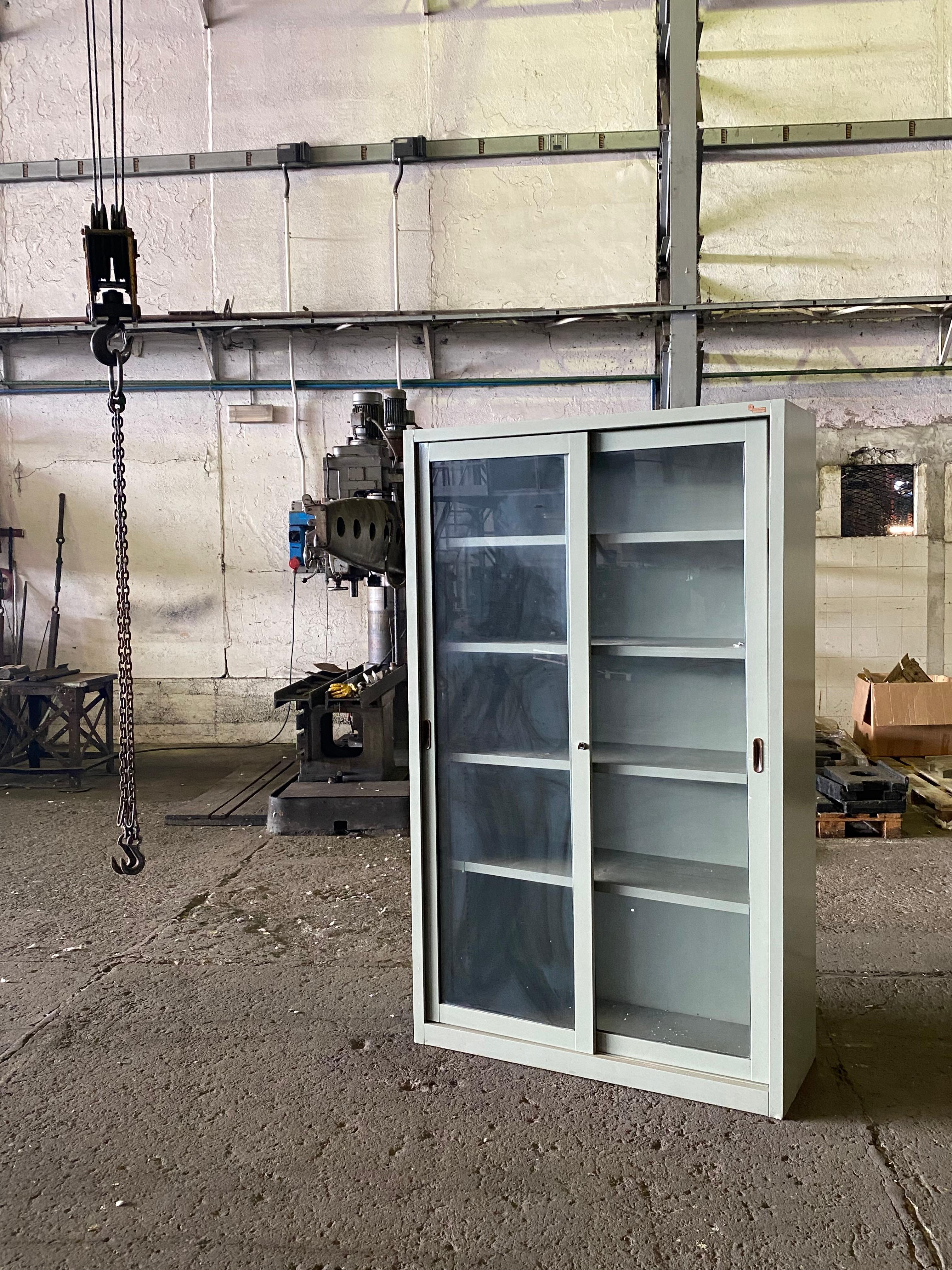 Arredamento industriale - Vetrina da esposizione moderna del Medioevo - Design da collezione

In vendita una vetrina anni '60 in acciaio e vetro, realizzata in Italia e originariamente collocata in una fabbrica alla periferia di Milano. Estremamente