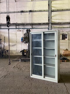 Vitrina industrial de metal de los años 60, muebles italianos de mediados de siglo