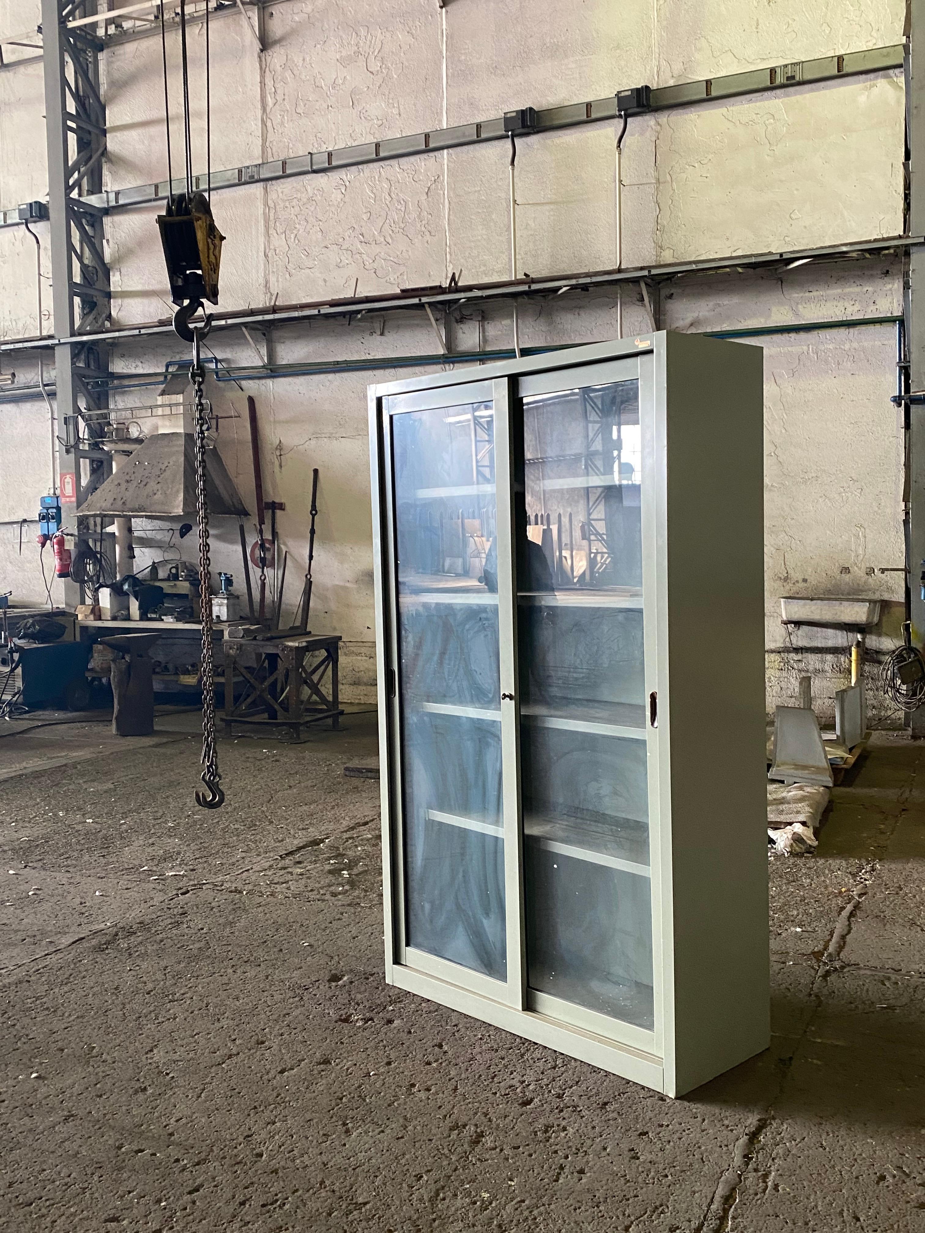 Italiano Vitrine industriali in metallo del 1960, mobili italiani del metà secolo in vendita
