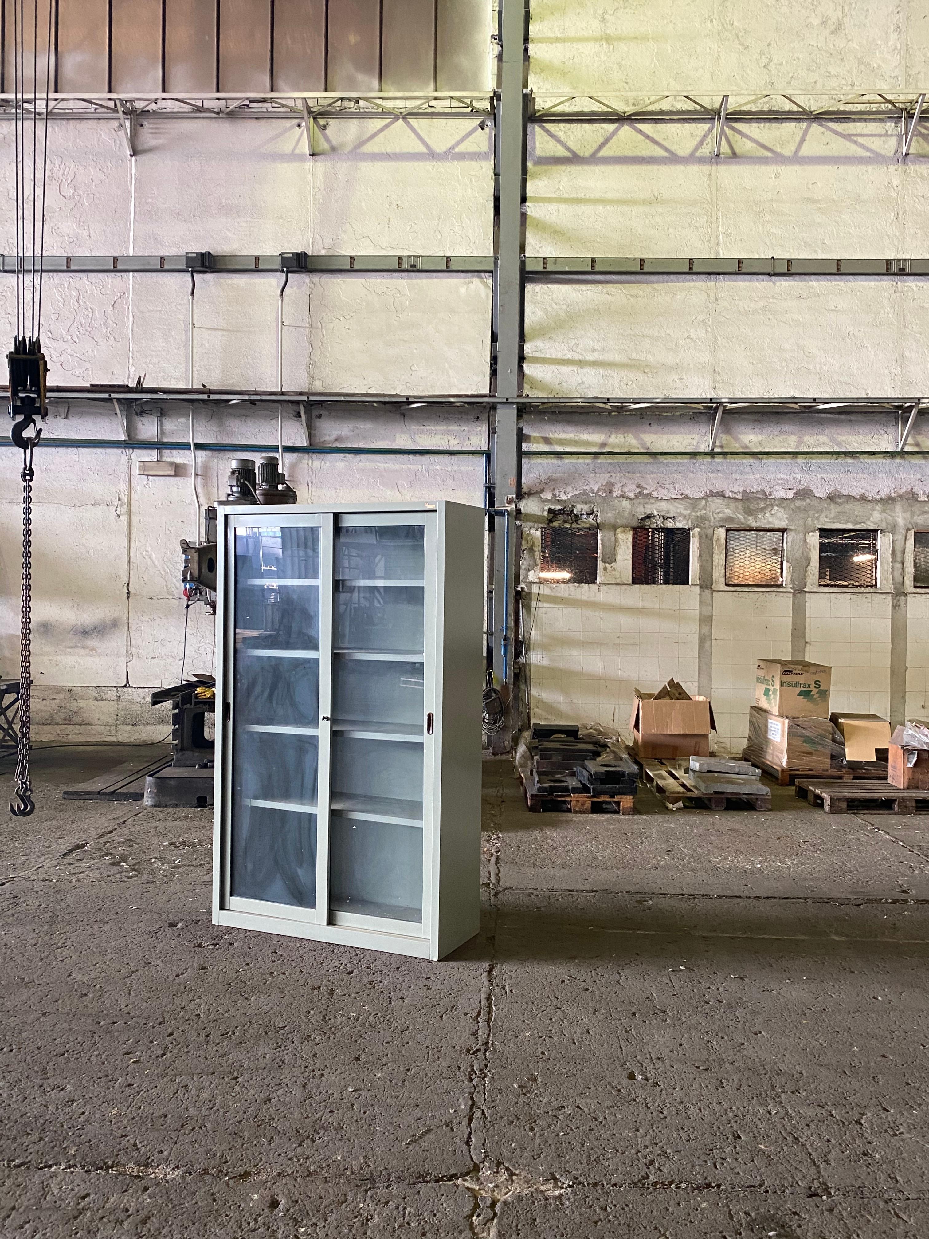 Metà XX secolo Vitrine industriali in metallo del 1960, mobili italiani del metà secolo in vendita