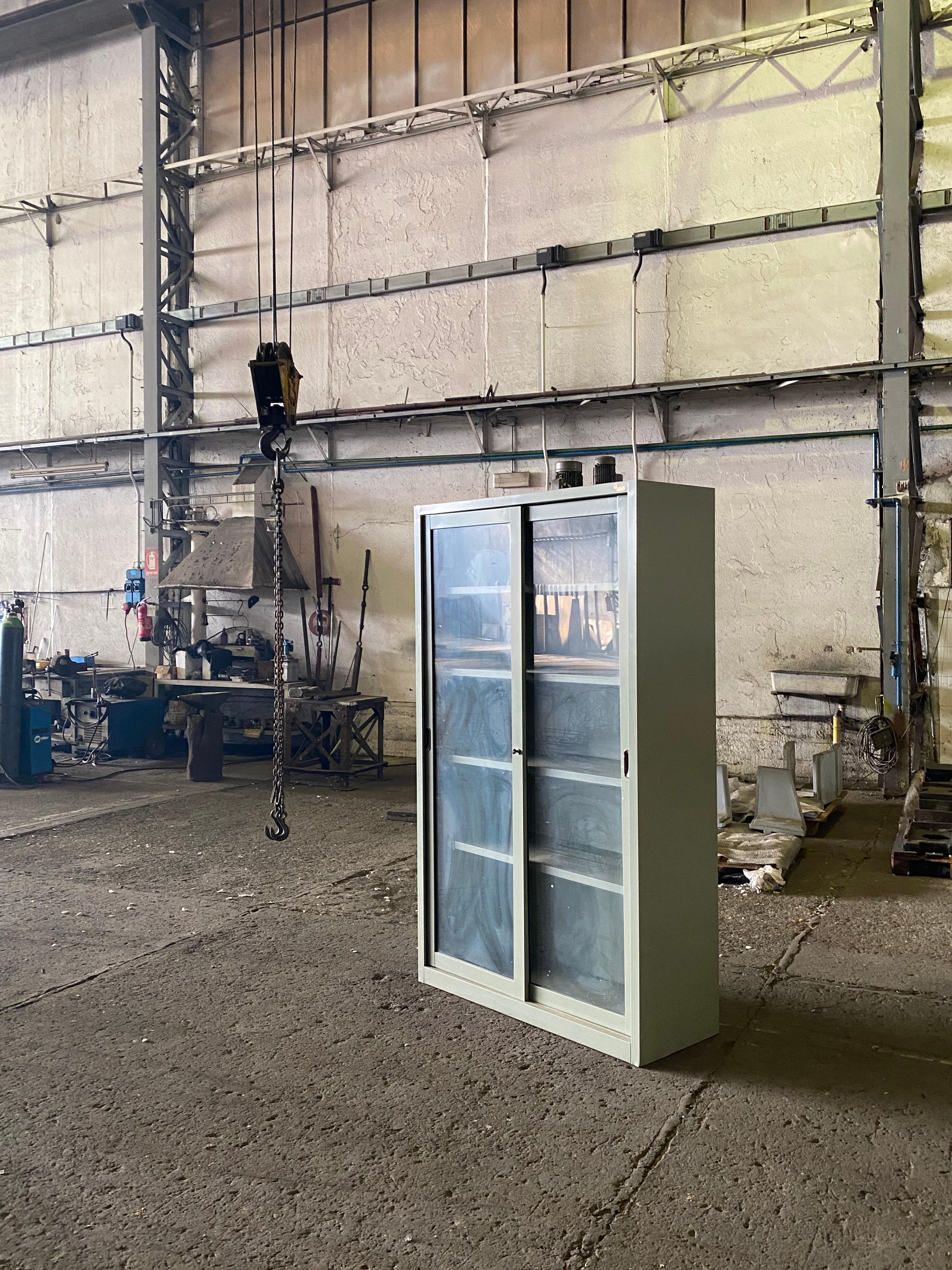 Vitrine industriali in metallo del 1960, mobili italiani del metà secolo in vendita 1