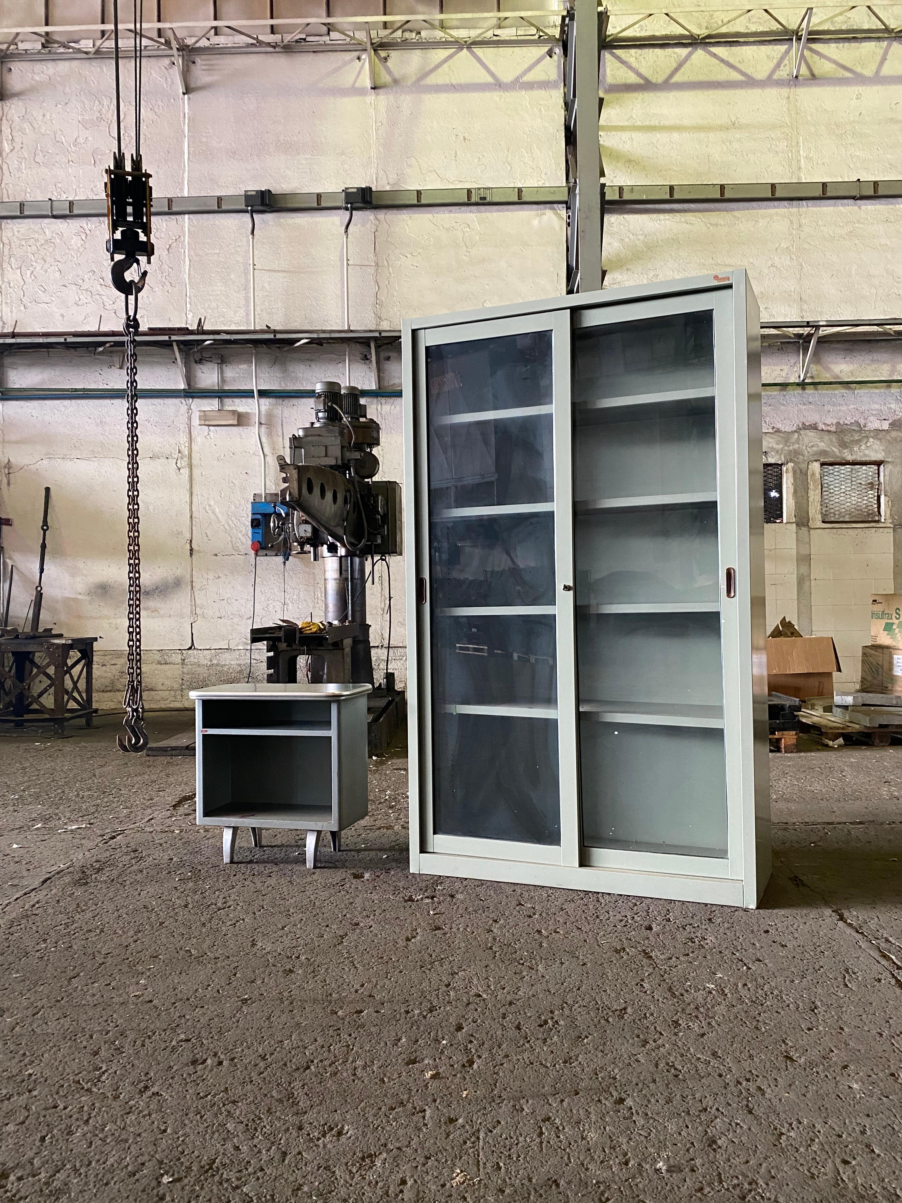 Vitrine industriali in metallo del 1960, mobili italiani del metà secolo in vendita 2