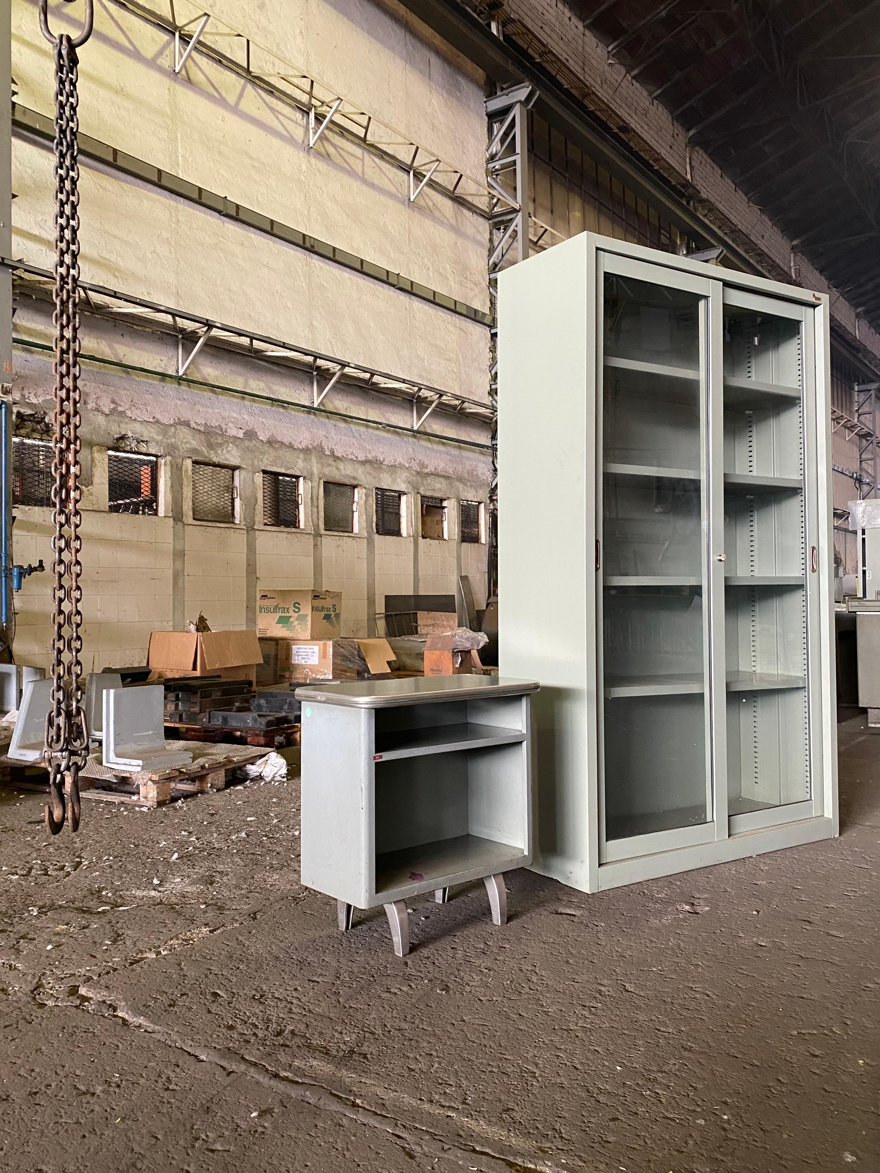 Vitrine industriali in metallo del 1960, mobili italiani del metà secolo in vendita 4